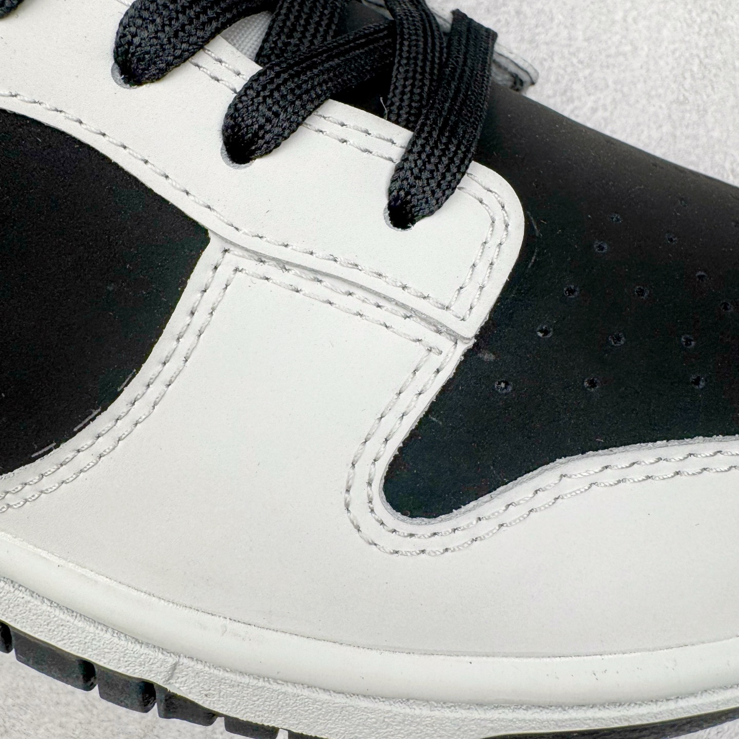 图片[22]-＃YC纯原 NK Dunk Low 雾影 WB0414-002 始于Dunk的街头血统，进化于黑白灰的高级静谧。银灰Swoosh如冷冽刀锋，划开混沌雾影；鞋侧烙印的爪痕纹理，是打破沉寂的个性宣言，在低调中释放个性锋芒。不止于设计，更是新生代对规则化的无声回应。定制系列天花板 无原鞋不开发 全系列得物原鞋一比一校对开发 配色持续更新中 终端对接 优势输出 全套原厂楦头原纸板数据档案倾力打造 原汁原味莞产 极致还原 圈内最强针车工艺 高端零售指定版 广东原厂配套原盒原标 鞋盒分三个尺码段 原厂冲刀 超高清洁度 全鞋零毛边皮料切割 采用原厂百宏鞋带以及原厂百宏织唛舌标 内标可供原厂几率过验 进口原装条纹中底布 四线拉帮白色点胶 原厂拉帮手法遵循公司 原厂电绣 极致还原 尺码：36 36.5 37.5 38 38.5 39 40 40.5 41 42 42.5 43 44 44.5 45 46-选品中心