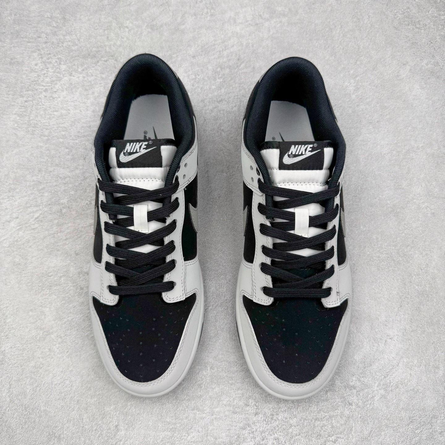 图片[2]-＃YC纯原 NK Dunk Low 雾影 WB0414-002 始于Dunk的街头血统，进化于黑白灰的高级静谧。银灰Swoosh如冷冽刀锋，划开混沌雾影；鞋侧烙印的爪痕纹理，是打破沉寂的个性宣言，在低调中释放个性锋芒。不止于设计，更是新生代对规则化的无声回应。定制系列天花板 无原鞋不开发 全系列得物原鞋一比一校对开发 配色持续更新中 终端对接 优势输出 全套原厂楦头原纸板数据档案倾力打造 原汁原味莞产 极致还原 圈内最强针车工艺 高端零售指定版 广东原厂配套原盒原标 鞋盒分三个尺码段 原厂冲刀 超高清洁度 全鞋零毛边皮料切割 采用原厂百宏鞋带以及原厂百宏织唛舌标 内标可供原厂几率过验 进口原装条纹中底布 四线拉帮白色点胶 原厂拉帮手法遵循公司 原厂电绣 极致还原 尺码：36 36.5 37.5 38 38.5 39 40 40.5 41 42 42.5 43 44 44.5 45 46-选品中心