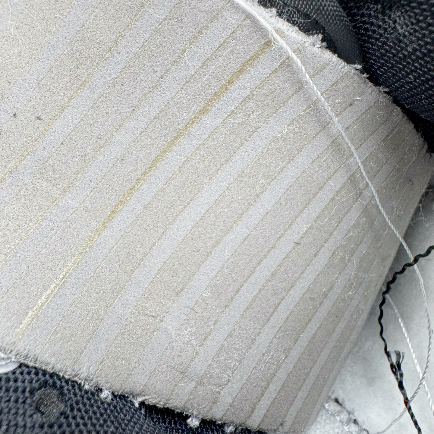 图片[11]-＃YC纯原 NK Dunk Low 雾影 WB0414-002 始于Dunk的街头血统，进化于黑白灰的高级静谧。银灰Swoosh如冷冽刀锋，划开混沌雾影；鞋侧烙印的爪痕纹理，是打破沉寂的个性宣言，在低调中释放个性锋芒。不止于设计，更是新生代对规则化的无声回应。定制系列天花板 无原鞋不开发 全系列得物原鞋一比一校对开发 配色持续更新中 终端对接 优势输出 全套原厂楦头原纸板数据档案倾力打造 原汁原味莞产 极致还原 圈内最强针车工艺 高端零售指定版 广东原厂配套原盒原标 鞋盒分三个尺码段 原厂冲刀 超高清洁度 全鞋零毛边皮料切割 采用原厂百宏鞋带以及原厂百宏织唛舌标 内标可供原厂几率过验 进口原装条纹中底布 四线拉帮白色点胶 原厂拉帮手法遵循公司 原厂电绣 极致还原 尺码：36 36.5 37.5 38 38.5 39 40 40.5 41 42 42.5 43 44 44.5 45 46-选品中心