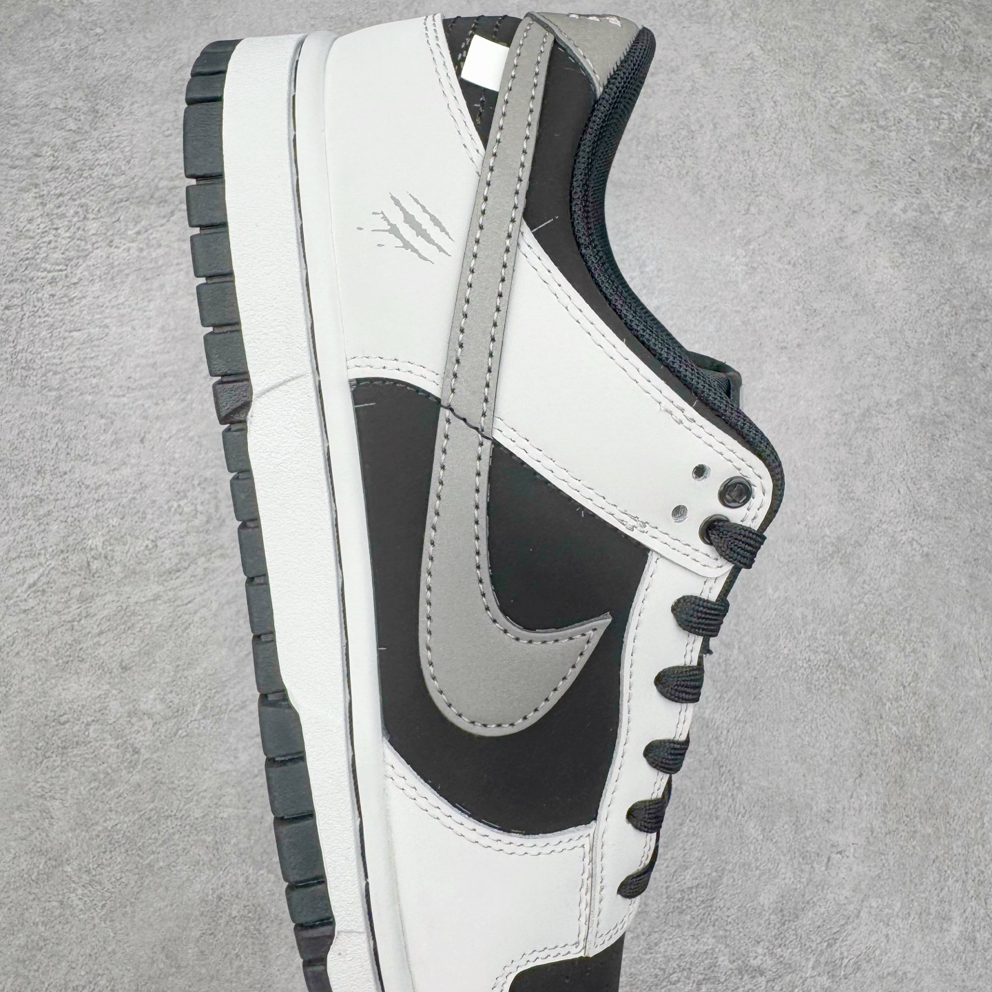 图片[6]-＃YC纯原 NK Dunk Low 雾影 WB0414-002 始于Dunk的街头血统，进化于黑白灰的高级静谧。银灰Swoosh如冷冽刀锋，划开混沌雾影；鞋侧烙印的爪痕纹理，是打破沉寂的个性宣言，在低调中释放个性锋芒。不止于设计，更是新生代对规则化的无声回应。定制系列天花板 无原鞋不开发 全系列得物原鞋一比一校对开发 配色持续更新中 终端对接 优势输出 全套原厂楦头原纸板数据档案倾力打造 原汁原味莞产 极致还原 圈内最强针车工艺 高端零售指定版 广东原厂配套原盒原标 鞋盒分三个尺码段 原厂冲刀 超高清洁度 全鞋零毛边皮料切割 采用原厂百宏鞋带以及原厂百宏织唛舌标 内标可供原厂几率过验 进口原装条纹中底布 四线拉帮白色点胶 原厂拉帮手法遵循公司 原厂电绣 极致还原 尺码：36 36.5 37.5 38 38.5 39 40 40.5 41 42 42.5 43 44 44.5 45 46-选品中心