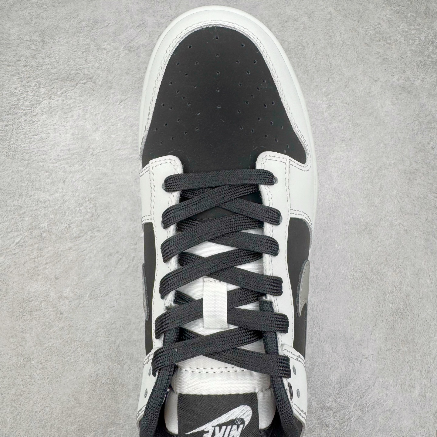 图片[4]-＃YC纯原 NK Dunk Low 雾影 WB0414-002 始于Dunk的街头血统，进化于黑白灰的高级静谧。银灰Swoosh如冷冽刀锋，划开混沌雾影；鞋侧烙印的爪痕纹理，是打破沉寂的个性宣言，在低调中释放个性锋芒。不止于设计，更是新生代对规则化的无声回应。定制系列天花板 无原鞋不开发 全系列得物原鞋一比一校对开发 配色持续更新中 终端对接 优势输出 全套原厂楦头原纸板数据档案倾力打造 原汁原味莞产 极致还原 圈内最强针车工艺 高端零售指定版 广东原厂配套原盒原标 鞋盒分三个尺码段 原厂冲刀 超高清洁度 全鞋零毛边皮料切割 采用原厂百宏鞋带以及原厂百宏织唛舌标 内标可供原厂几率过验 进口原装条纹中底布 四线拉帮白色点胶 原厂拉帮手法遵循公司 原厂电绣 极致还原 尺码：36 36.5 37.5 38 38.5 39 40 40.5 41 42 42.5 43 44 44.5 45 46-选品中心