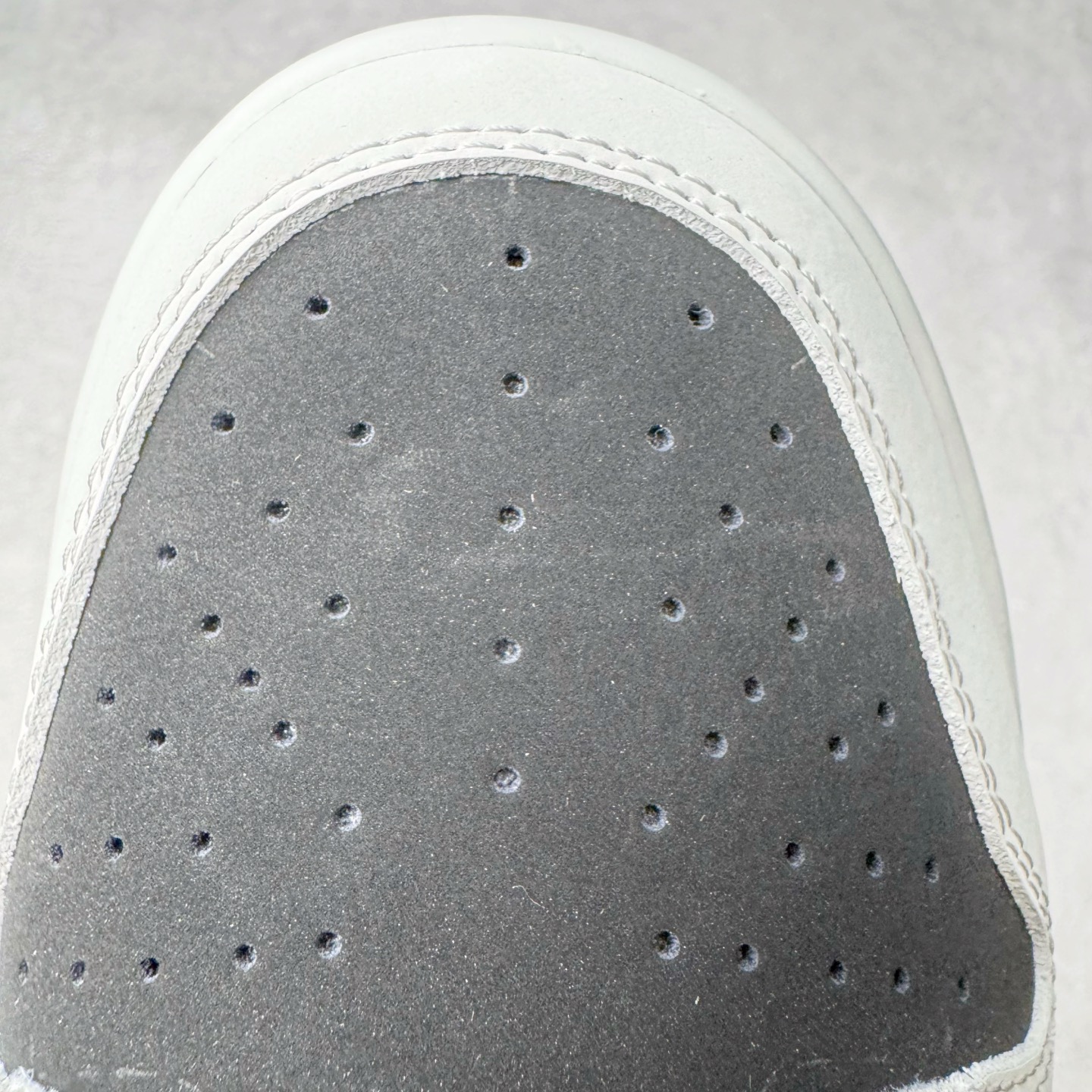 图片[16]-＃YC纯原 NK Dunk Low 雾影 WB0414-002 始于Dunk的街头血统，进化于黑白灰的高级静谧。银灰Swoosh如冷冽刀锋，划开混沌雾影；鞋侧烙印的爪痕纹理，是打破沉寂的个性宣言，在低调中释放个性锋芒。不止于设计，更是新生代对规则化的无声回应。定制系列天花板 无原鞋不开发 全系列得物原鞋一比一校对开发 配色持续更新中 终端对接 优势输出 全套原厂楦头原纸板数据档案倾力打造 原汁原味莞产 极致还原 圈内最强针车工艺 高端零售指定版 广东原厂配套原盒原标 鞋盒分三个尺码段 原厂冲刀 超高清洁度 全鞋零毛边皮料切割 采用原厂百宏鞋带以及原厂百宏织唛舌标 内标可供原厂几率过验 进口原装条纹中底布 四线拉帮白色点胶 原厂拉帮手法遵循公司 原厂电绣 极致还原 尺码：36 36.5 37.5 38 38.5 39 40 40.5 41 42 42.5 43 44 44.5 45 46-选品中心