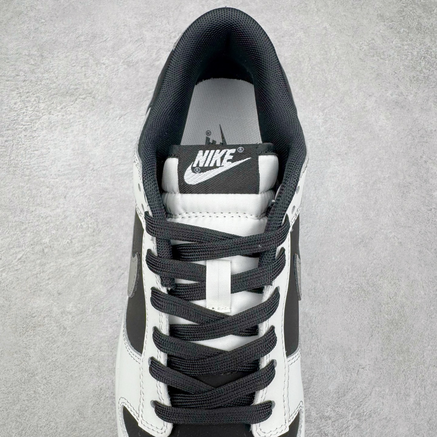 图片[5]-＃YC纯原 NK Dunk Low 雾影 WB0414-002 始于Dunk的街头血统，进化于黑白灰的高级静谧。银灰Swoosh如冷冽刀锋，划开混沌雾影；鞋侧烙印的爪痕纹理，是打破沉寂的个性宣言，在低调中释放个性锋芒。不止于设计，更是新生代对规则化的无声回应。定制系列天花板 无原鞋不开发 全系列得物原鞋一比一校对开发 配色持续更新中 终端对接 优势输出 全套原厂楦头原纸板数据档案倾力打造 原汁原味莞产 极致还原 圈内最强针车工艺 高端零售指定版 广东原厂配套原盒原标 鞋盒分三个尺码段 原厂冲刀 超高清洁度 全鞋零毛边皮料切割 采用原厂百宏鞋带以及原厂百宏织唛舌标 内标可供原厂几率过验 进口原装条纹中底布 四线拉帮白色点胶 原厂拉帮手法遵循公司 原厂电绣 极致还原 尺码：36 36.5 37.5 38 38.5 39 40 40.5 41 42 42.5 43 44 44.5 45 46-选品中心