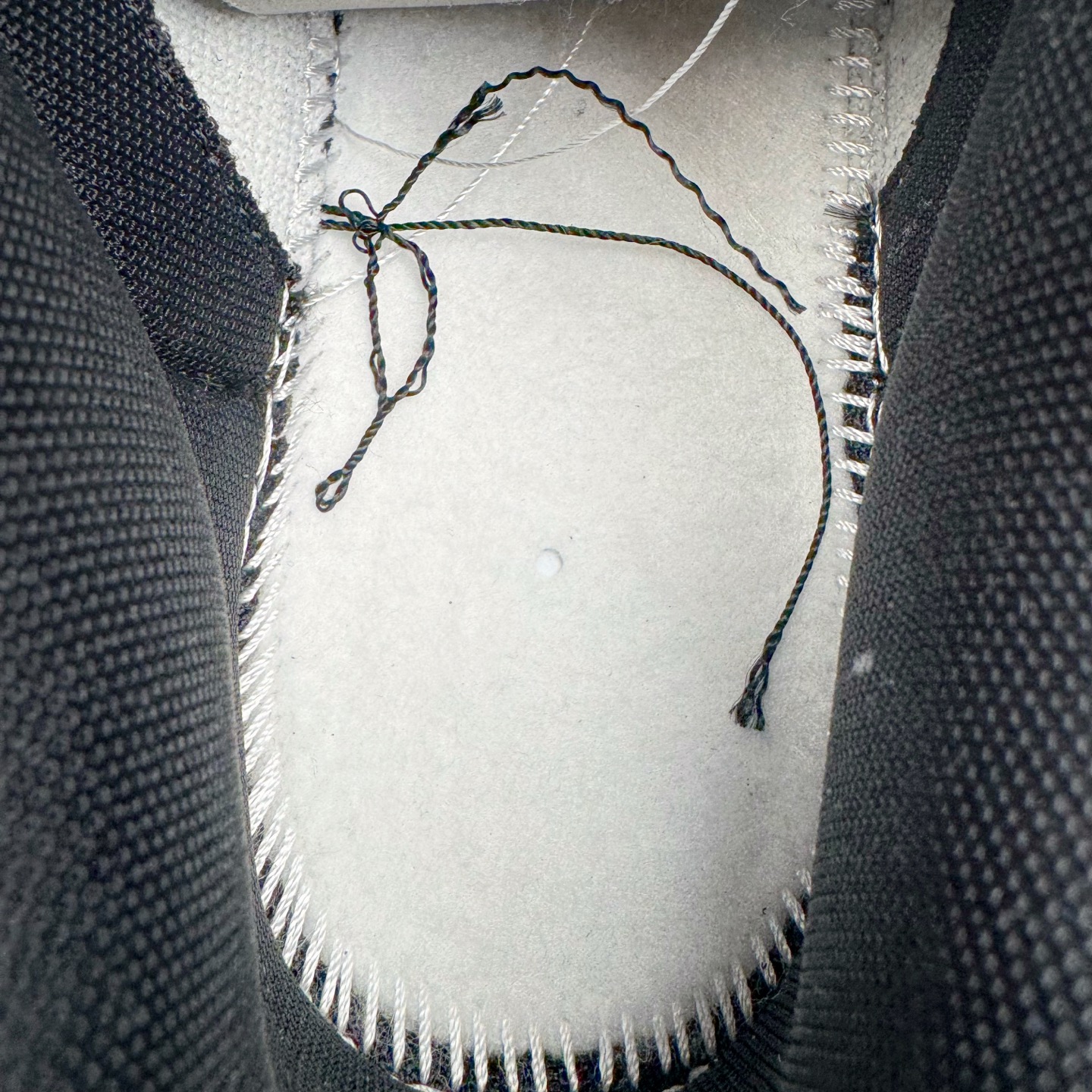 图片[10]-＃YC纯原 NK Dunk Low 雾影 WB0414-002 始于Dunk的街头血统，进化于黑白灰的高级静谧。银灰Swoosh如冷冽刀锋，划开混沌雾影；鞋侧烙印的爪痕纹理，是打破沉寂的个性宣言，在低调中释放个性锋芒。不止于设计，更是新生代对规则化的无声回应。定制系列天花板 无原鞋不开发 全系列得物原鞋一比一校对开发 配色持续更新中 终端对接 优势输出 全套原厂楦头原纸板数据档案倾力打造 原汁原味莞产 极致还原 圈内最强针车工艺 高端零售指定版 广东原厂配套原盒原标 鞋盒分三个尺码段 原厂冲刀 超高清洁度 全鞋零毛边皮料切割 采用原厂百宏鞋带以及原厂百宏织唛舌标 内标可供原厂几率过验 进口原装条纹中底布 四线拉帮白色点胶 原厂拉帮手法遵循公司 原厂电绣 极致还原 尺码：36 36.5 37.5 38 38.5 39 40 40.5 41 42 42.5 43 44 44.5 45 46-选品中心