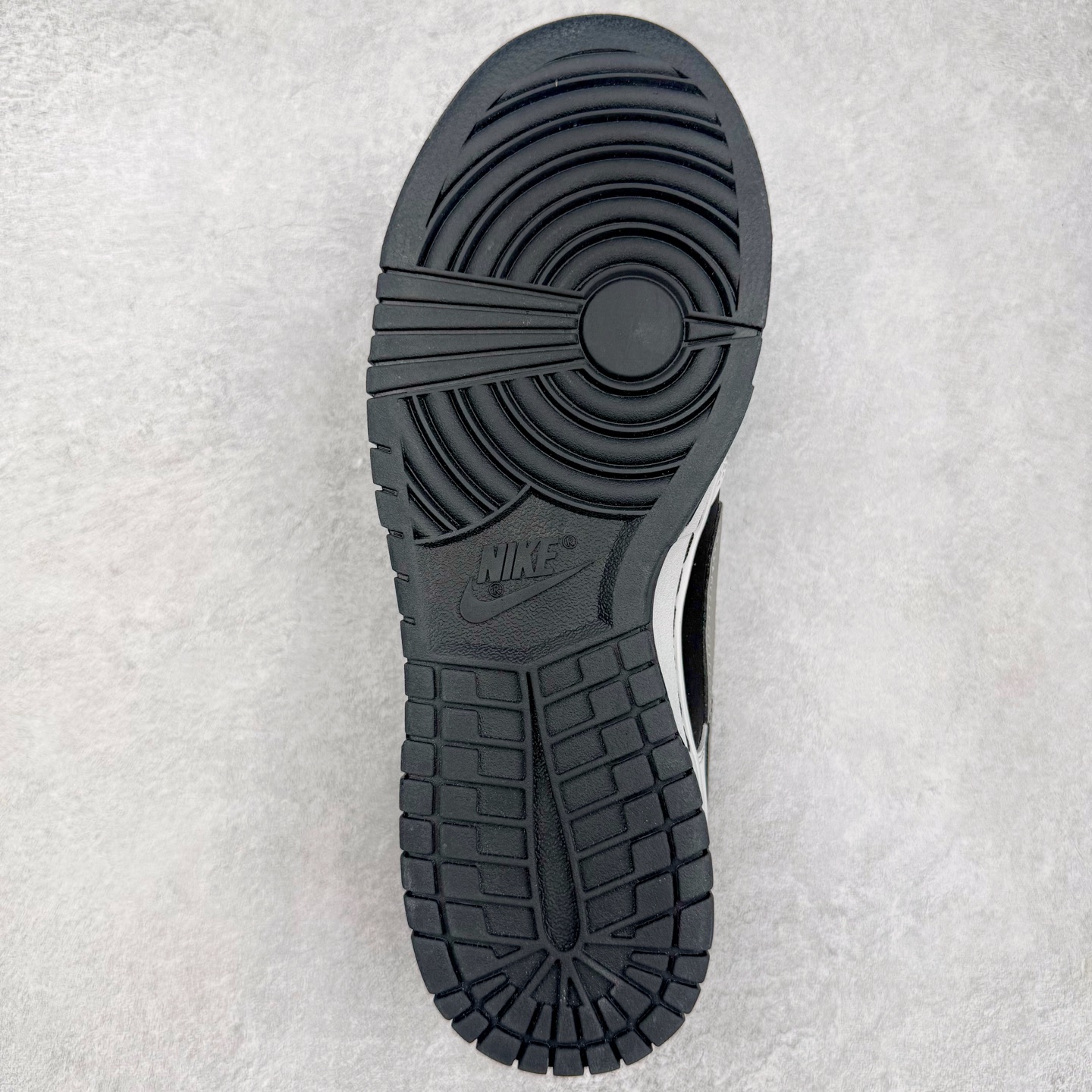 图片[9]-＃YC纯原 NK Dunk Low 雾影 WB0414-002 始于Dunk的街头血统，进化于黑白灰的高级静谧。银灰Swoosh如冷冽刀锋，划开混沌雾影；鞋侧烙印的爪痕纹理，是打破沉寂的个性宣言，在低调中释放个性锋芒。不止于设计，更是新生代对规则化的无声回应。定制系列天花板 无原鞋不开发 全系列得物原鞋一比一校对开发 配色持续更新中 终端对接 优势输出 全套原厂楦头原纸板数据档案倾力打造 原汁原味莞产 极致还原 圈内最强针车工艺 高端零售指定版 广东原厂配套原盒原标 鞋盒分三个尺码段 原厂冲刀 超高清洁度 全鞋零毛边皮料切割 采用原厂百宏鞋带以及原厂百宏织唛舌标 内标可供原厂几率过验 进口原装条纹中底布 四线拉帮白色点胶 原厂拉帮手法遵循公司 原厂电绣 极致还原 尺码：36 36.5 37.5 38 38.5 39 40 40.5 41 42 42.5 43 44 44.5 45 46-选品中心