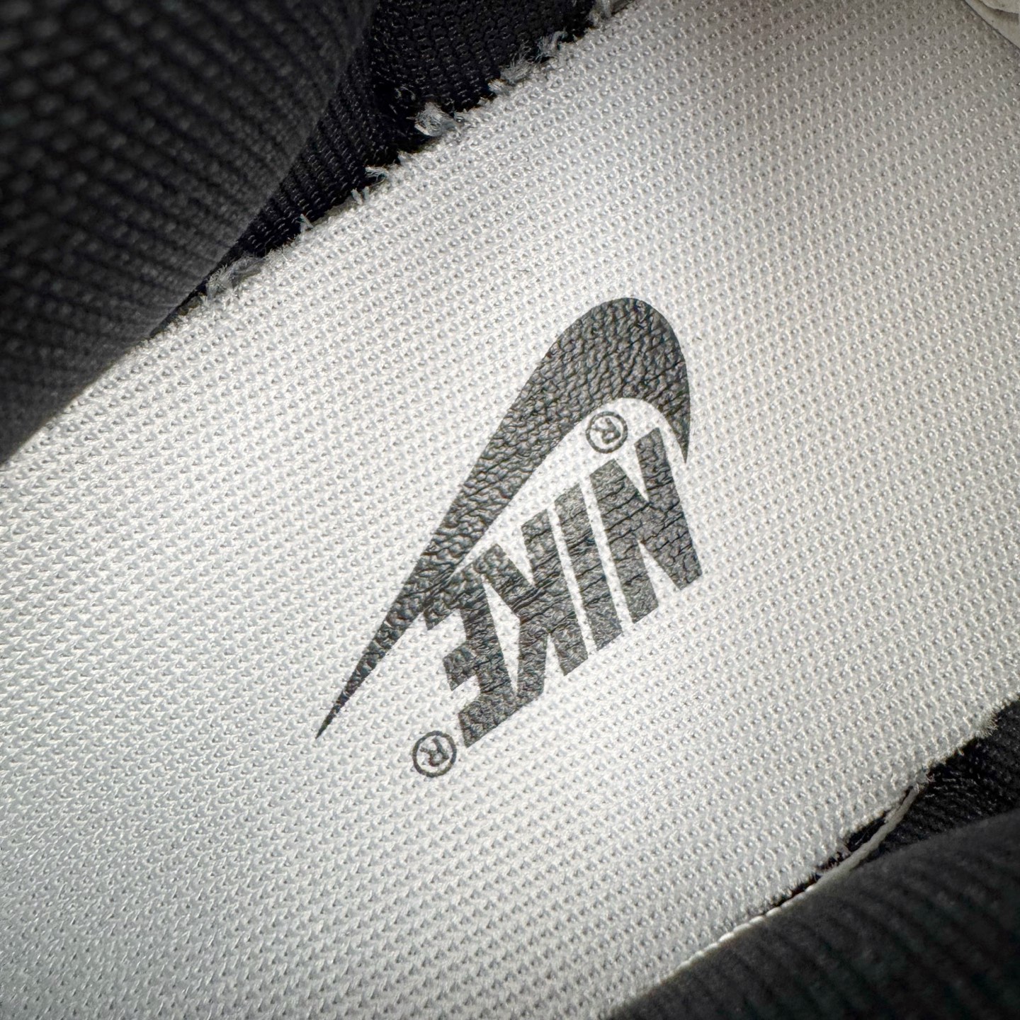 图片[13]-＃YC纯原 NK Dunk Low 雾影 WB0414-002 始于Dunk的街头血统，进化于黑白灰的高级静谧。银灰Swoosh如冷冽刀锋，划开混沌雾影；鞋侧烙印的爪痕纹理，是打破沉寂的个性宣言，在低调中释放个性锋芒。不止于设计，更是新生代对规则化的无声回应。定制系列天花板 无原鞋不开发 全系列得物原鞋一比一校对开发 配色持续更新中 终端对接 优势输出 全套原厂楦头原纸板数据档案倾力打造 原汁原味莞产 极致还原 圈内最强针车工艺 高端零售指定版 广东原厂配套原盒原标 鞋盒分三个尺码段 原厂冲刀 超高清洁度 全鞋零毛边皮料切割 采用原厂百宏鞋带以及原厂百宏织唛舌标 内标可供原厂几率过验 进口原装条纹中底布 四线拉帮白色点胶 原厂拉帮手法遵循公司 原厂电绣 极致还原 尺码：36 36.5 37.5 38 38.5 39 40 40.5 41 42 42.5 43 44 44.5 45 46-选品中心