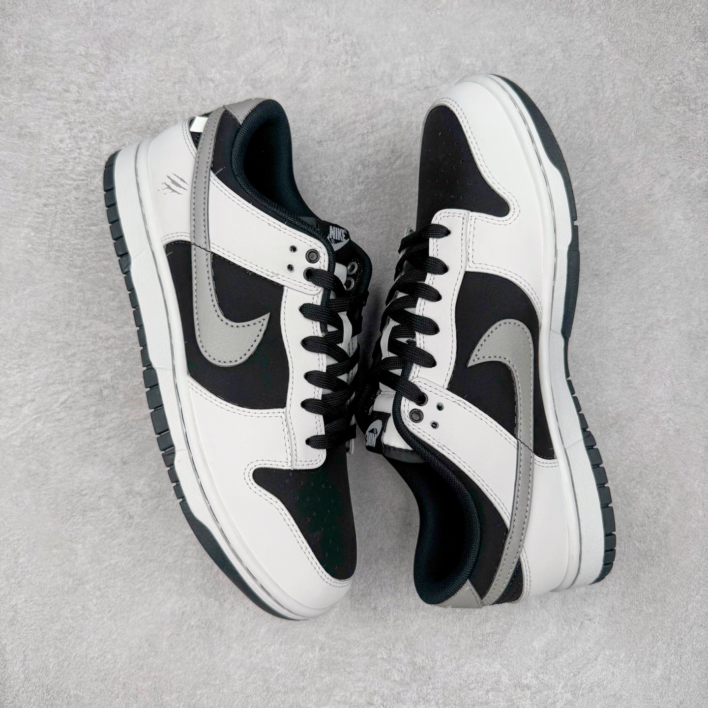 图片[3]-＃YC纯原 NK Dunk Low 雾影 WB0414-002 始于Dunk的街头血统，进化于黑白灰的高级静谧。银灰Swoosh如冷冽刀锋，划开混沌雾影；鞋侧烙印的爪痕纹理，是打破沉寂的个性宣言，在低调中释放个性锋芒。不止于设计，更是新生代对规则化的无声回应。定制系列天花板 无原鞋不开发 全系列得物原鞋一比一校对开发 配色持续更新中 终端对接 优势输出 全套原厂楦头原纸板数据档案倾力打造 原汁原味莞产 极致还原 圈内最强针车工艺 高端零售指定版 广东原厂配套原盒原标 鞋盒分三个尺码段 原厂冲刀 超高清洁度 全鞋零毛边皮料切割 采用原厂百宏鞋带以及原厂百宏织唛舌标 内标可供原厂几率过验 进口原装条纹中底布 四线拉帮白色点胶 原厂拉帮手法遵循公司 原厂电绣 极致还原 尺码：36 36.5 37.5 38 38.5 39 40 40.5 41 42 42.5 43 44 44.5 45 46-选品中心