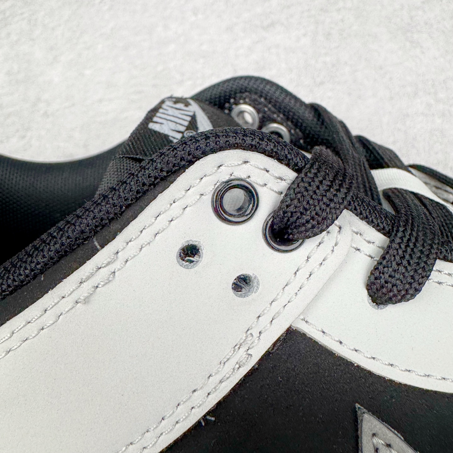 图片[20]-＃YC纯原 NK Dunk Low 雾影 WB0414-002 始于Dunk的街头血统，进化于黑白灰的高级静谧。银灰Swoosh如冷冽刀锋，划开混沌雾影；鞋侧烙印的爪痕纹理，是打破沉寂的个性宣言，在低调中释放个性锋芒。不止于设计，更是新生代对规则化的无声回应。定制系列天花板 无原鞋不开发 全系列得物原鞋一比一校对开发 配色持续更新中 终端对接 优势输出 全套原厂楦头原纸板数据档案倾力打造 原汁原味莞产 极致还原 圈内最强针车工艺 高端零售指定版 广东原厂配套原盒原标 鞋盒分三个尺码段 原厂冲刀 超高清洁度 全鞋零毛边皮料切割 采用原厂百宏鞋带以及原厂百宏织唛舌标 内标可供原厂几率过验 进口原装条纹中底布 四线拉帮白色点胶 原厂拉帮手法遵循公司 原厂电绣 极致还原 尺码：36 36.5 37.5 38 38.5 39 40 40.5 41 42 42.5 43 44 44.5 45 46-选品中心