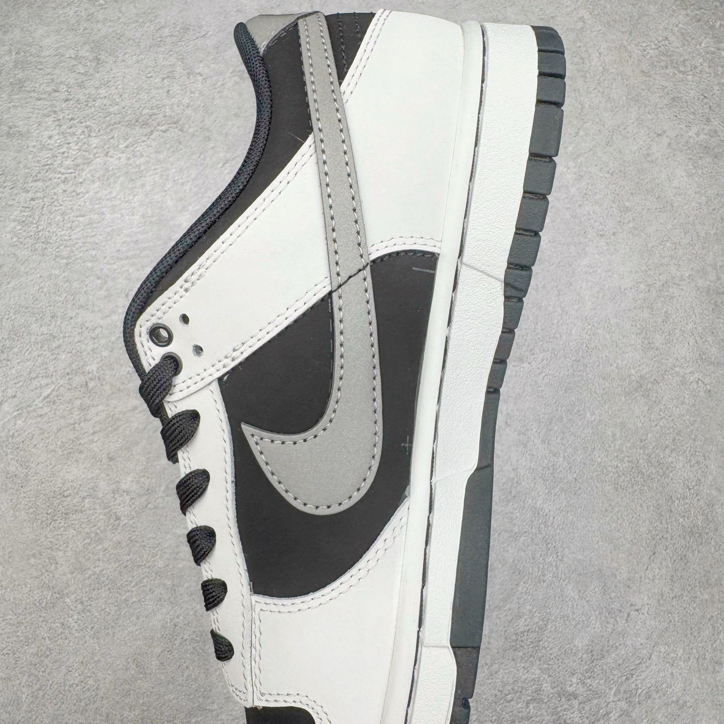 图片[7]-＃YC纯原 NK Dunk Low 雾影 WB0414-002 始于Dunk的街头血统，进化于黑白灰的高级静谧。银灰Swoosh如冷冽刀锋，划开混沌雾影；鞋侧烙印的爪痕纹理，是打破沉寂的个性宣言，在低调中释放个性锋芒。不止于设计，更是新生代对规则化的无声回应。定制系列天花板 无原鞋不开发 全系列得物原鞋一比一校对开发 配色持续更新中 终端对接 优势输出 全套原厂楦头原纸板数据档案倾力打造 原汁原味莞产 极致还原 圈内最强针车工艺 高端零售指定版 广东原厂配套原盒原标 鞋盒分三个尺码段 原厂冲刀 超高清洁度 全鞋零毛边皮料切割 采用原厂百宏鞋带以及原厂百宏织唛舌标 内标可供原厂几率过验 进口原装条纹中底布 四线拉帮白色点胶 原厂拉帮手法遵循公司 原厂电绣 极致还原 尺码：36 36.5 37.5 38 38.5 39 40 40.5 41 42 42.5 43 44 44.5 45 46-选品中心