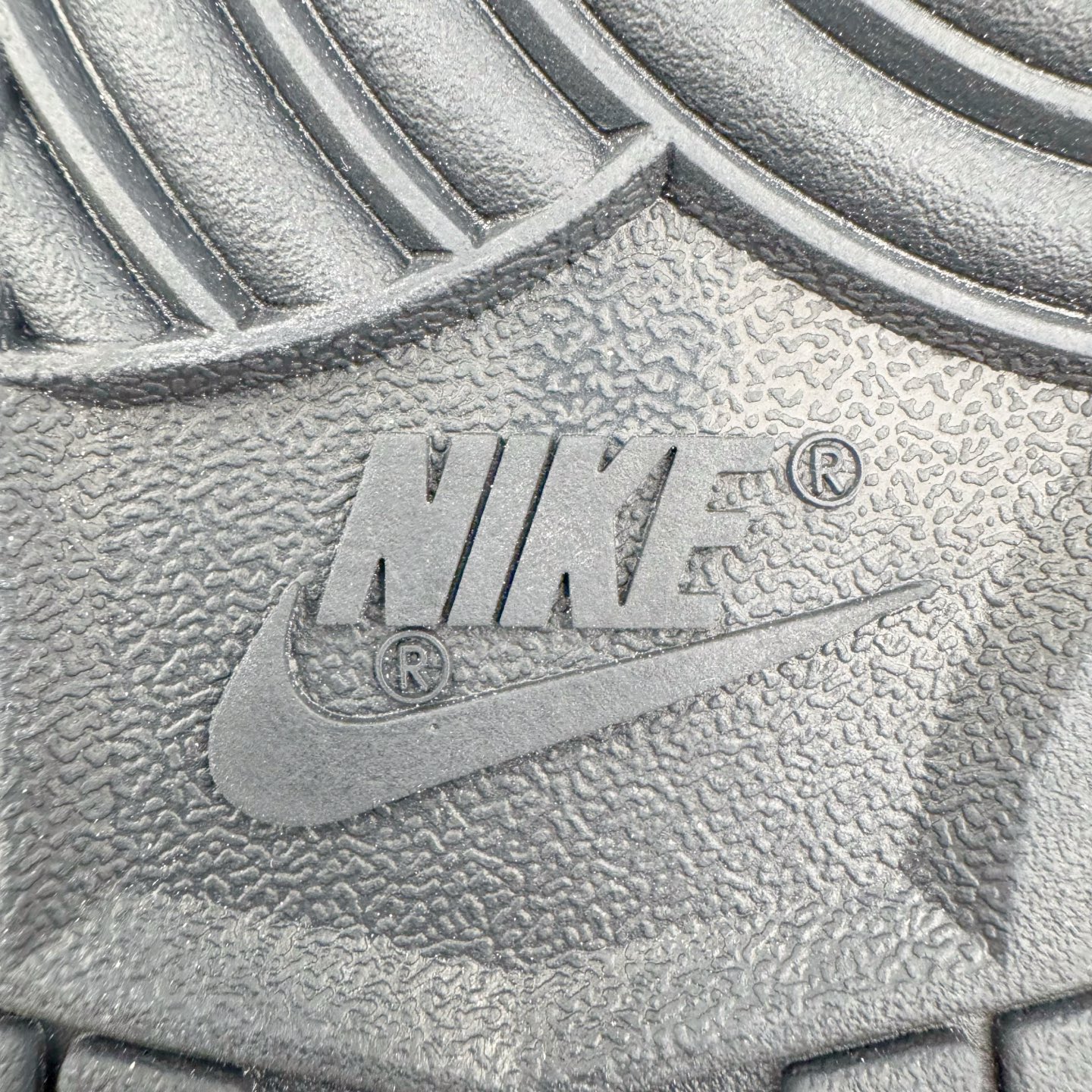 图片[23]-＃YC纯原 NK Dunk Low 雾影 WB0414-002 始于Dunk的街头血统，进化于黑白灰的高级静谧。银灰Swoosh如冷冽刀锋，划开混沌雾影；鞋侧烙印的爪痕纹理，是打破沉寂的个性宣言，在低调中释放个性锋芒。不止于设计，更是新生代对规则化的无声回应。定制系列天花板 无原鞋不开发 全系列得物原鞋一比一校对开发 配色持续更新中 终端对接 优势输出 全套原厂楦头原纸板数据档案倾力打造 原汁原味莞产 极致还原 圈内最强针车工艺 高端零售指定版 广东原厂配套原盒原标 鞋盒分三个尺码段 原厂冲刀 超高清洁度 全鞋零毛边皮料切割 采用原厂百宏鞋带以及原厂百宏织唛舌标 内标可供原厂几率过验 进口原装条纹中底布 四线拉帮白色点胶 原厂拉帮手法遵循公司 原厂电绣 极致还原 尺码：36 36.5 37.5 38 38.5 39 40 40.5 41 42 42.5 43 44 44.5 45 46-选品中心