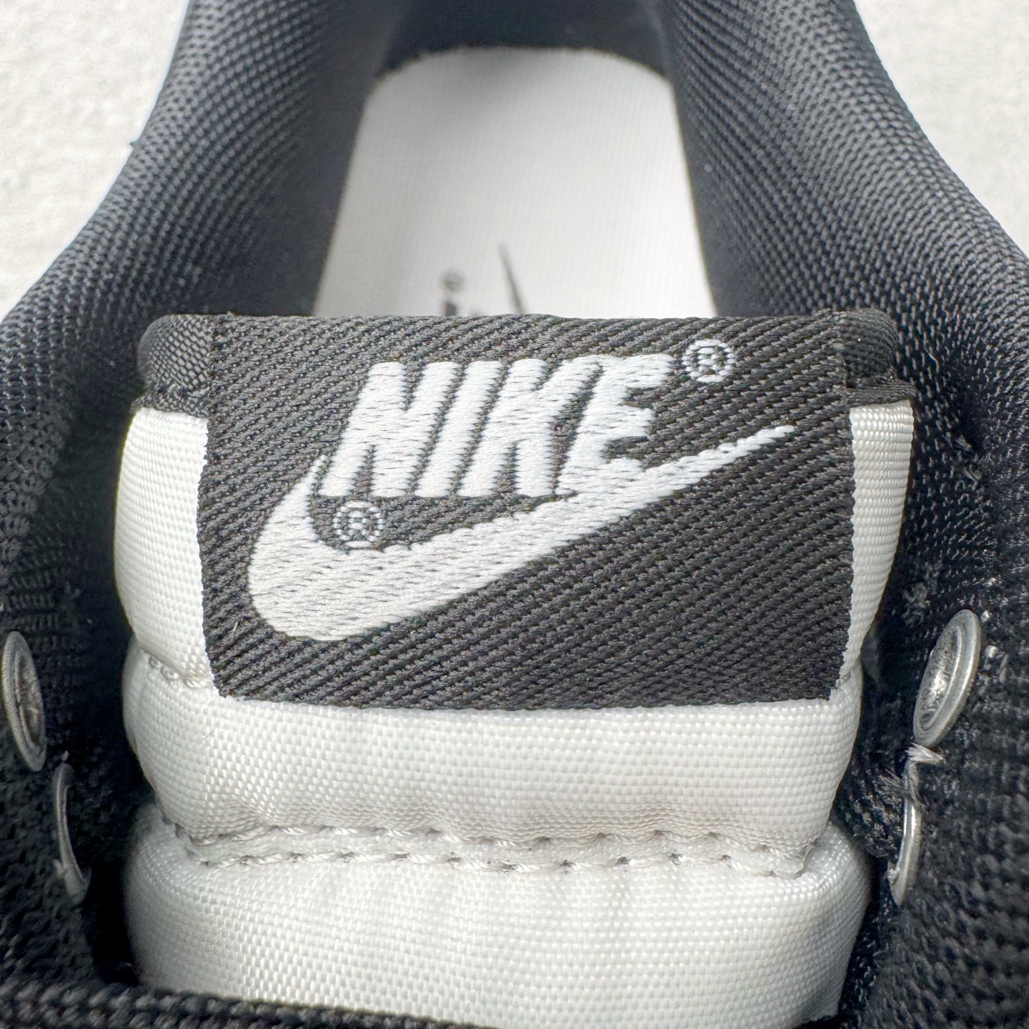 图片[15]-＃YC纯原 NK Dunk Low 雾影 WB0414-002 始于Dunk的街头血统，进化于黑白灰的高级静谧。银灰Swoosh如冷冽刀锋，划开混沌雾影；鞋侧烙印的爪痕纹理，是打破沉寂的个性宣言，在低调中释放个性锋芒。不止于设计，更是新生代对规则化的无声回应。定制系列天花板 无原鞋不开发 全系列得物原鞋一比一校对开发 配色持续更新中 终端对接 优势输出 全套原厂楦头原纸板数据档案倾力打造 原汁原味莞产 极致还原 圈内最强针车工艺 高端零售指定版 广东原厂配套原盒原标 鞋盒分三个尺码段 原厂冲刀 超高清洁度 全鞋零毛边皮料切割 采用原厂百宏鞋带以及原厂百宏织唛舌标 内标可供原厂几率过验 进口原装条纹中底布 四线拉帮白色点胶 原厂拉帮手法遵循公司 原厂电绣 极致还原 尺码：36 36.5 37.5 38 38.5 39 40 40.5 41 42 42.5 43 44 44.5 45 46-选品中心