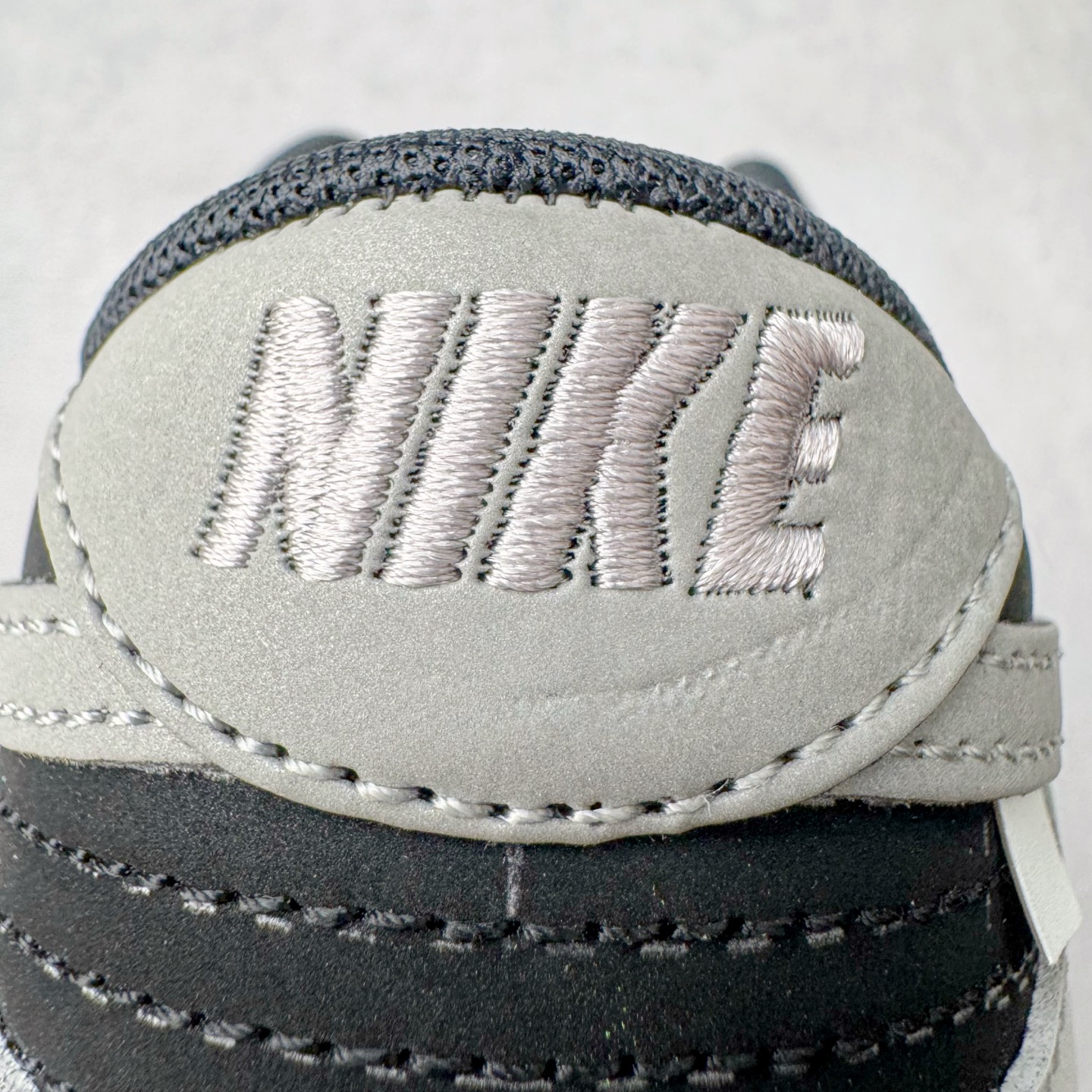 图片[17]-＃YC纯原 NK Dunk Low 雾影 WB0414-002 始于Dunk的街头血统，进化于黑白灰的高级静谧。银灰Swoosh如冷冽刀锋，划开混沌雾影；鞋侧烙印的爪痕纹理，是打破沉寂的个性宣言，在低调中释放个性锋芒。不止于设计，更是新生代对规则化的无声回应。定制系列天花板 无原鞋不开发 全系列得物原鞋一比一校对开发 配色持续更新中 终端对接 优势输出 全套原厂楦头原纸板数据档案倾力打造 原汁原味莞产 极致还原 圈内最强针车工艺 高端零售指定版 广东原厂配套原盒原标 鞋盒分三个尺码段 原厂冲刀 超高清洁度 全鞋零毛边皮料切割 采用原厂百宏鞋带以及原厂百宏织唛舌标 内标可供原厂几率过验 进口原装条纹中底布 四线拉帮白色点胶 原厂拉帮手法遵循公司 原厂电绣 极致还原 尺码：36 36.5 37.5 38 38.5 39 40 40.5 41 42 42.5 43 44 44.5 45 46-选品中心