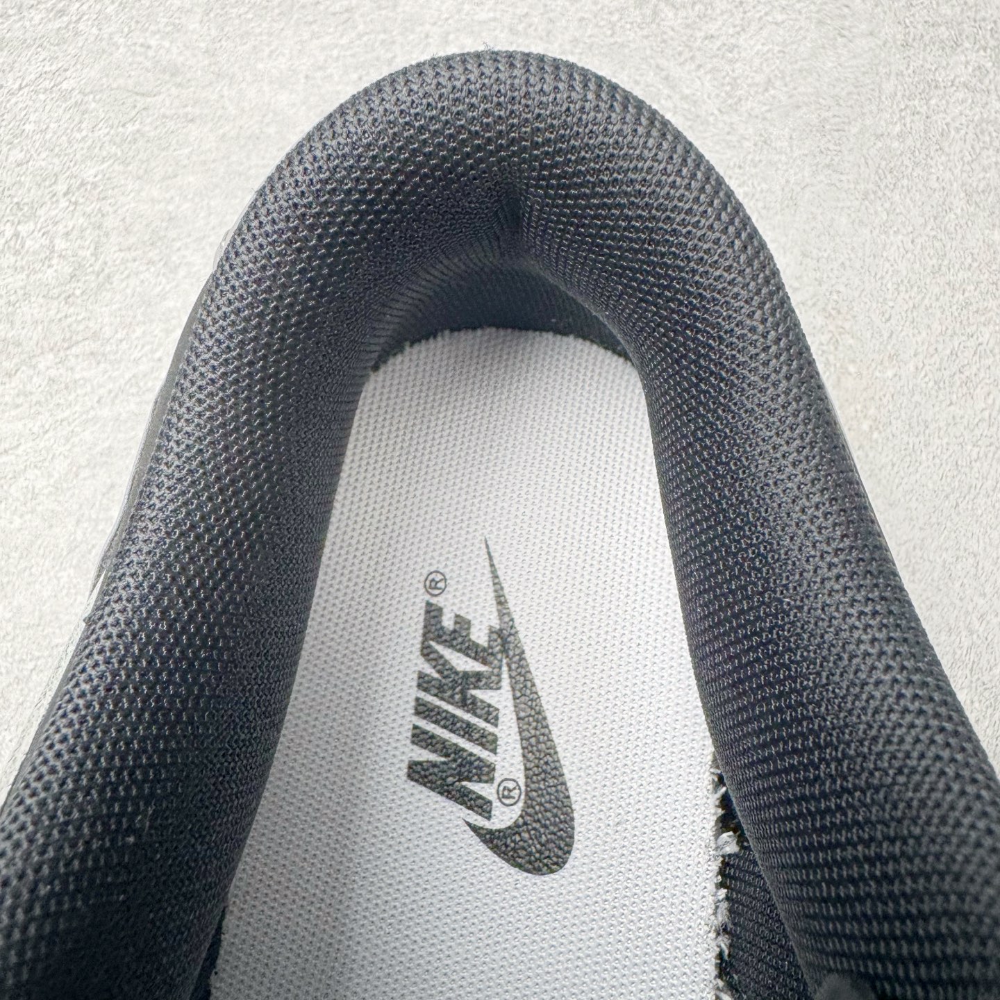 图片[14]-＃YC纯原 NK Dunk Low 雾影 WB0414-002 始于Dunk的街头血统，进化于黑白灰的高级静谧。银灰Swoosh如冷冽刀锋，划开混沌雾影；鞋侧烙印的爪痕纹理，是打破沉寂的个性宣言，在低调中释放个性锋芒。不止于设计，更是新生代对规则化的无声回应。定制系列天花板 无原鞋不开发 全系列得物原鞋一比一校对开发 配色持续更新中 终端对接 优势输出 全套原厂楦头原纸板数据档案倾力打造 原汁原味莞产 极致还原 圈内最强针车工艺 高端零售指定版 广东原厂配套原盒原标 鞋盒分三个尺码段 原厂冲刀 超高清洁度 全鞋零毛边皮料切割 采用原厂百宏鞋带以及原厂百宏织唛舌标 内标可供原厂几率过验 进口原装条纹中底布 四线拉帮白色点胶 原厂拉帮手法遵循公司 原厂电绣 极致还原 尺码：36 36.5 37.5 38 38.5 39 40 40.5 41 42 42.5 43 44 44.5 45 46-选品中心