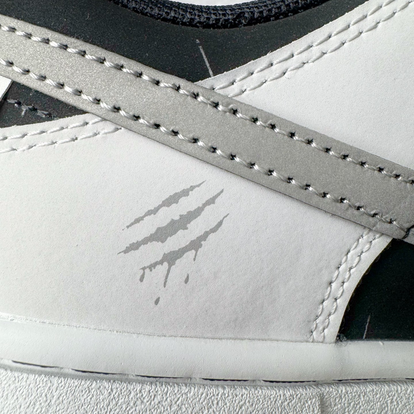 图片[19]-＃YC纯原 NK Dunk Low 雾影 WB0414-002 始于Dunk的街头血统，进化于黑白灰的高级静谧。银灰Swoosh如冷冽刀锋，划开混沌雾影；鞋侧烙印的爪痕纹理，是打破沉寂的个性宣言，在低调中释放个性锋芒。不止于设计，更是新生代对规则化的无声回应。定制系列天花板 无原鞋不开发 全系列得物原鞋一比一校对开发 配色持续更新中 终端对接 优势输出 全套原厂楦头原纸板数据档案倾力打造 原汁原味莞产 极致还原 圈内最强针车工艺 高端零售指定版 广东原厂配套原盒原标 鞋盒分三个尺码段 原厂冲刀 超高清洁度 全鞋零毛边皮料切割 采用原厂百宏鞋带以及原厂百宏织唛舌标 内标可供原厂几率过验 进口原装条纹中底布 四线拉帮白色点胶 原厂拉帮手法遵循公司 原厂电绣 极致还原 尺码：36 36.5 37.5 38 38.5 39 40 40.5 41 42 42.5 43 44 44.5 45 46-选品中心