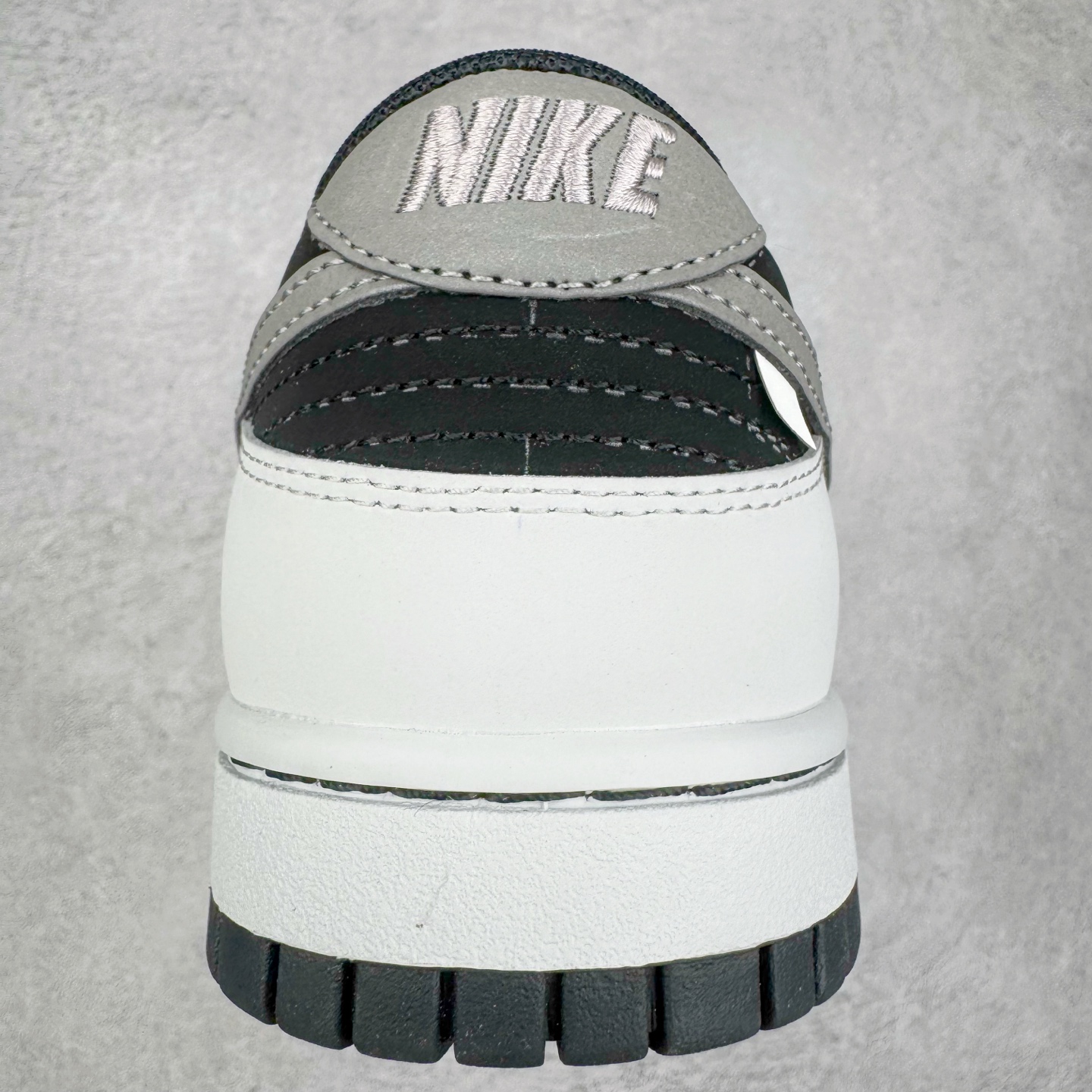 图片[8]-＃YC纯原 NK Dunk Low 雾影 WB0414-002 始于Dunk的街头血统，进化于黑白灰的高级静谧。银灰Swoosh如冷冽刀锋，划开混沌雾影；鞋侧烙印的爪痕纹理，是打破沉寂的个性宣言，在低调中释放个性锋芒。不止于设计，更是新生代对规则化的无声回应。定制系列天花板 无原鞋不开发 全系列得物原鞋一比一校对开发 配色持续更新中 终端对接 优势输出 全套原厂楦头原纸板数据档案倾力打造 原汁原味莞产 极致还原 圈内最强针车工艺 高端零售指定版 广东原厂配套原盒原标 鞋盒分三个尺码段 原厂冲刀 超高清洁度 全鞋零毛边皮料切割 采用原厂百宏鞋带以及原厂百宏织唛舌标 内标可供原厂几率过验 进口原装条纹中底布 四线拉帮白色点胶 原厂拉帮手法遵循公司 原厂电绣 极致还原 尺码：36 36.5 37.5 38 38.5 39 40 40.5 41 42 42.5 43 44 44.5 45 46-选品中心