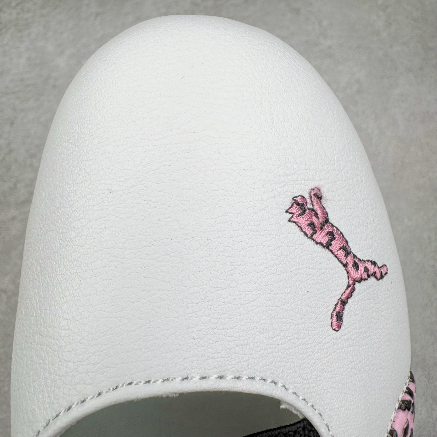 图片[14]-＃DT PUMA Speedcat Ballerina 彪马柔软舒适防滑耐磨低帮生活休闲鞋芭蕾舞鞋单鞋玛丽珍鞋 这次，PUMA决定再对Speedcat来一次创新，以芭蕾舞鞋为灵感，将芭蕾舞鞋的灵动与轻盈感与赛车鞋融为一体，带来极具个性的全新鞋款Speedcat Ballerina。Speedcat Ballerina由Speedcat去除鞋舌、鞋带以及部分鞋侧位打造而成，鞋带部分被改为如同芭蕾鞋般的交叉弹性带，PUMA的标志依旧设计于鞋侧旁，整个鞋款外观变得更加优雅。Speedcat Ballerina 还汲取了赛车鞋的抓地设计，配备经典橡胶大底。尺码：36 37 37.5 38 38.5 39 40 40.5 41-选品中心