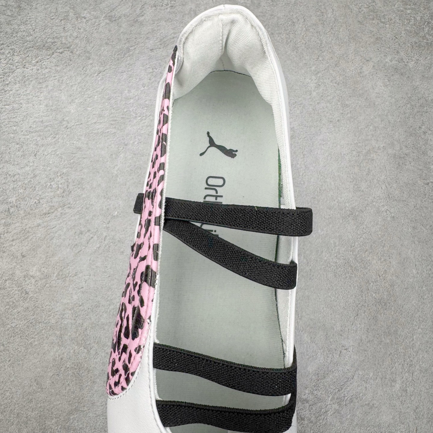 图片[5]-＃DT PUMA Speedcat Ballerina 彪马柔软舒适防滑耐磨低帮生活休闲鞋芭蕾舞鞋单鞋玛丽珍鞋 这次，PUMA决定再对Speedcat来一次创新，以芭蕾舞鞋为灵感，将芭蕾舞鞋的灵动与轻盈感与赛车鞋融为一体，带来极具个性的全新鞋款Speedcat Ballerina。Speedcat Ballerina由Speedcat去除鞋舌、鞋带以及部分鞋侧位打造而成，鞋带部分被改为如同芭蕾鞋般的交叉弹性带，PUMA的标志依旧设计于鞋侧旁，整个鞋款外观变得更加优雅。Speedcat Ballerina 还汲取了赛车鞋的抓地设计，配备经典橡胶大底。尺码：36 37 37.5 38 38.5 39 40 40.5 41-选品中心