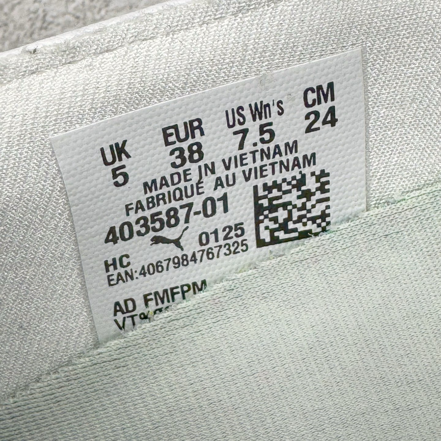 图片[11]-＃DT PUMA Speedcat Ballerina 彪马柔软舒适防滑耐磨低帮生活休闲鞋芭蕾舞鞋单鞋玛丽珍鞋 这次，PUMA决定再对Speedcat来一次创新，以芭蕾舞鞋为灵感，将芭蕾舞鞋的灵动与轻盈感与赛车鞋融为一体，带来极具个性的全新鞋款Speedcat Ballerina。Speedcat Ballerina由Speedcat去除鞋舌、鞋带以及部分鞋侧位打造而成，鞋带部分被改为如同芭蕾鞋般的交叉弹性带，PUMA的标志依旧设计于鞋侧旁，整个鞋款外观变得更加优雅。Speedcat Ballerina 还汲取了赛车鞋的抓地设计，配备经典橡胶大底。尺码：36 37 37.5 38 38.5 39 40 40.5 41-选品中心