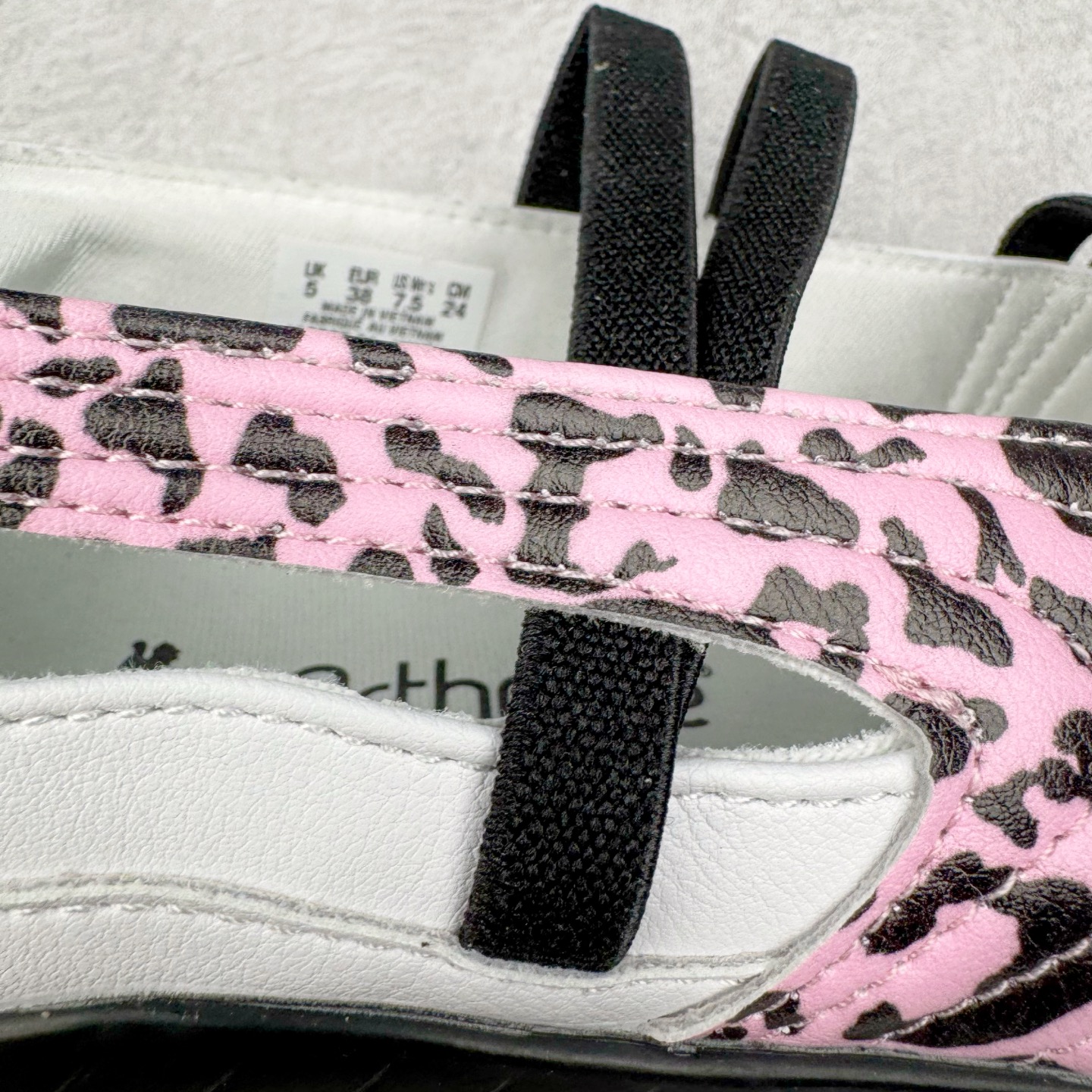 图片[16]-＃DT PUMA Speedcat Ballerina 彪马柔软舒适防滑耐磨低帮生活休闲鞋芭蕾舞鞋单鞋玛丽珍鞋 这次，PUMA决定再对Speedcat来一次创新，以芭蕾舞鞋为灵感，将芭蕾舞鞋的灵动与轻盈感与赛车鞋融为一体，带来极具个性的全新鞋款Speedcat Ballerina。Speedcat Ballerina由Speedcat去除鞋舌、鞋带以及部分鞋侧位打造而成，鞋带部分被改为如同芭蕾鞋般的交叉弹性带，PUMA的标志依旧设计于鞋侧旁，整个鞋款外观变得更加优雅。Speedcat Ballerina 还汲取了赛车鞋的抓地设计，配备经典橡胶大底。尺码：36 37 37.5 38 38.5 39 40 40.5 41-选品中心