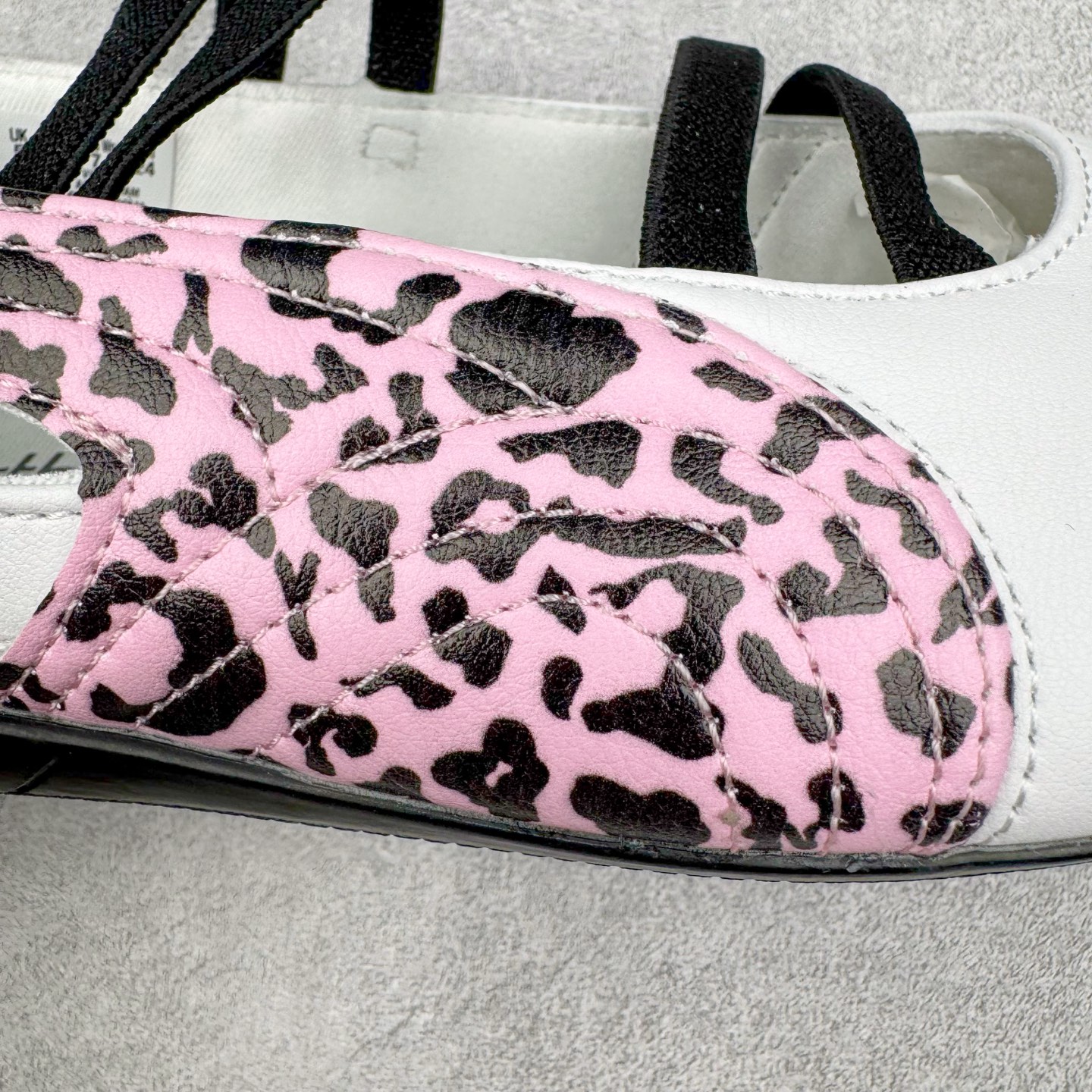 图片[17]-＃DT PUMA Speedcat Ballerina 彪马柔软舒适防滑耐磨低帮生活休闲鞋芭蕾舞鞋单鞋玛丽珍鞋 这次，PUMA决定再对Speedcat来一次创新，以芭蕾舞鞋为灵感，将芭蕾舞鞋的灵动与轻盈感与赛车鞋融为一体，带来极具个性的全新鞋款Speedcat Ballerina。Speedcat Ballerina由Speedcat去除鞋舌、鞋带以及部分鞋侧位打造而成，鞋带部分被改为如同芭蕾鞋般的交叉弹性带，PUMA的标志依旧设计于鞋侧旁，整个鞋款外观变得更加优雅。Speedcat Ballerina 还汲取了赛车鞋的抓地设计，配备经典橡胶大底。尺码：36 37 37.5 38 38.5 39 40 40.5 41-选品中心