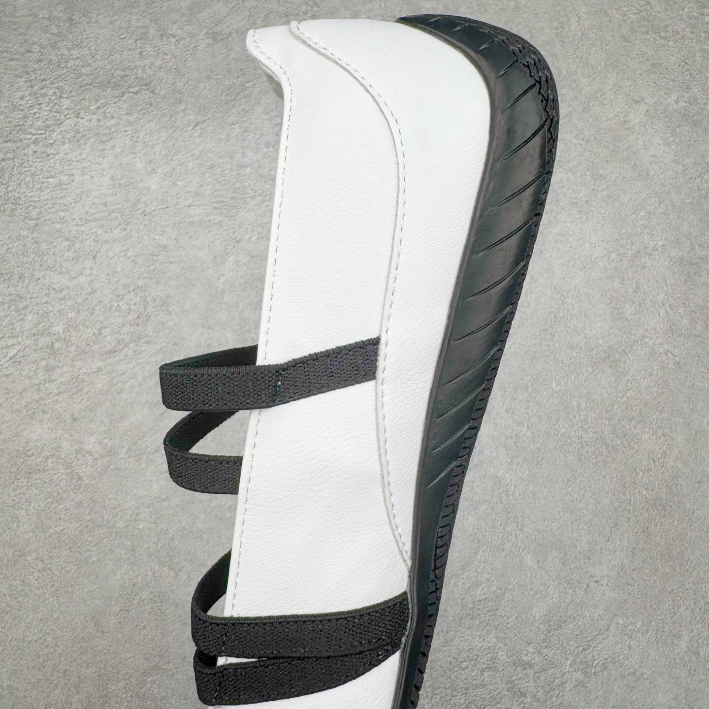 图片[7]-＃DT PUMA Speedcat Ballerina 彪马柔软舒适防滑耐磨低帮生活休闲鞋芭蕾舞鞋单鞋玛丽珍鞋 这次，PUMA决定再对Speedcat来一次创新，以芭蕾舞鞋为灵感，将芭蕾舞鞋的灵动与轻盈感与赛车鞋融为一体，带来极具个性的全新鞋款Speedcat Ballerina。Speedcat Ballerina由Speedcat去除鞋舌、鞋带以及部分鞋侧位打造而成，鞋带部分被改为如同芭蕾鞋般的交叉弹性带，PUMA的标志依旧设计于鞋侧旁，整个鞋款外观变得更加优雅。Speedcat Ballerina 还汲取了赛车鞋的抓地设计，配备经典橡胶大底。尺码：36 37 37.5 38 38.5 39 40 40.5 41-选品中心