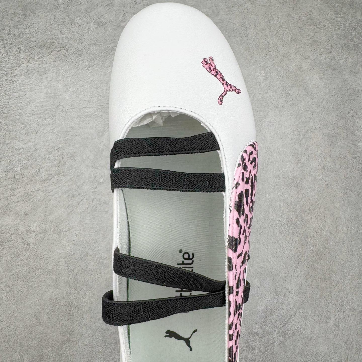 图片[4]-＃DT PUMA Speedcat Ballerina 彪马柔软舒适防滑耐磨低帮生活休闲鞋芭蕾舞鞋单鞋玛丽珍鞋 这次，PUMA决定再对Speedcat来一次创新，以芭蕾舞鞋为灵感，将芭蕾舞鞋的灵动与轻盈感与赛车鞋融为一体，带来极具个性的全新鞋款Speedcat Ballerina。Speedcat Ballerina由Speedcat去除鞋舌、鞋带以及部分鞋侧位打造而成，鞋带部分被改为如同芭蕾鞋般的交叉弹性带，PUMA的标志依旧设计于鞋侧旁，整个鞋款外观变得更加优雅。Speedcat Ballerina 还汲取了赛车鞋的抓地设计，配备经典橡胶大底。尺码：36 37 37.5 38 38.5 39 40 40.5 41-选品中心