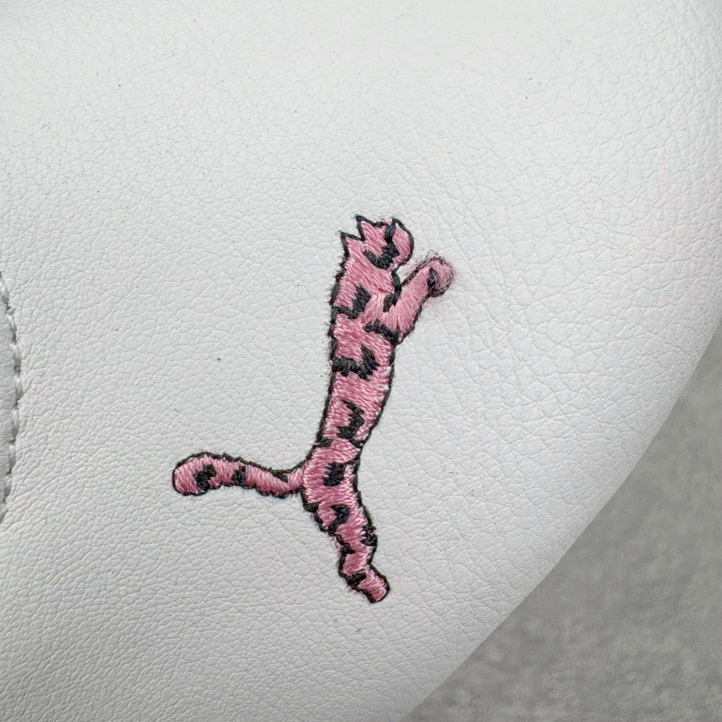 图片[13]-＃DT PUMA Speedcat Ballerina 彪马柔软舒适防滑耐磨低帮生活休闲鞋芭蕾舞鞋单鞋玛丽珍鞋 这次，PUMA决定再对Speedcat来一次创新，以芭蕾舞鞋为灵感，将芭蕾舞鞋的灵动与轻盈感与赛车鞋融为一体，带来极具个性的全新鞋款Speedcat Ballerina。Speedcat Ballerina由Speedcat去除鞋舌、鞋带以及部分鞋侧位打造而成，鞋带部分被改为如同芭蕾鞋般的交叉弹性带，PUMA的标志依旧设计于鞋侧旁，整个鞋款外观变得更加优雅。Speedcat Ballerina 还汲取了赛车鞋的抓地设计，配备经典橡胶大底。尺码：36 37 37.5 38 38.5 39 40 40.5 41-选品中心