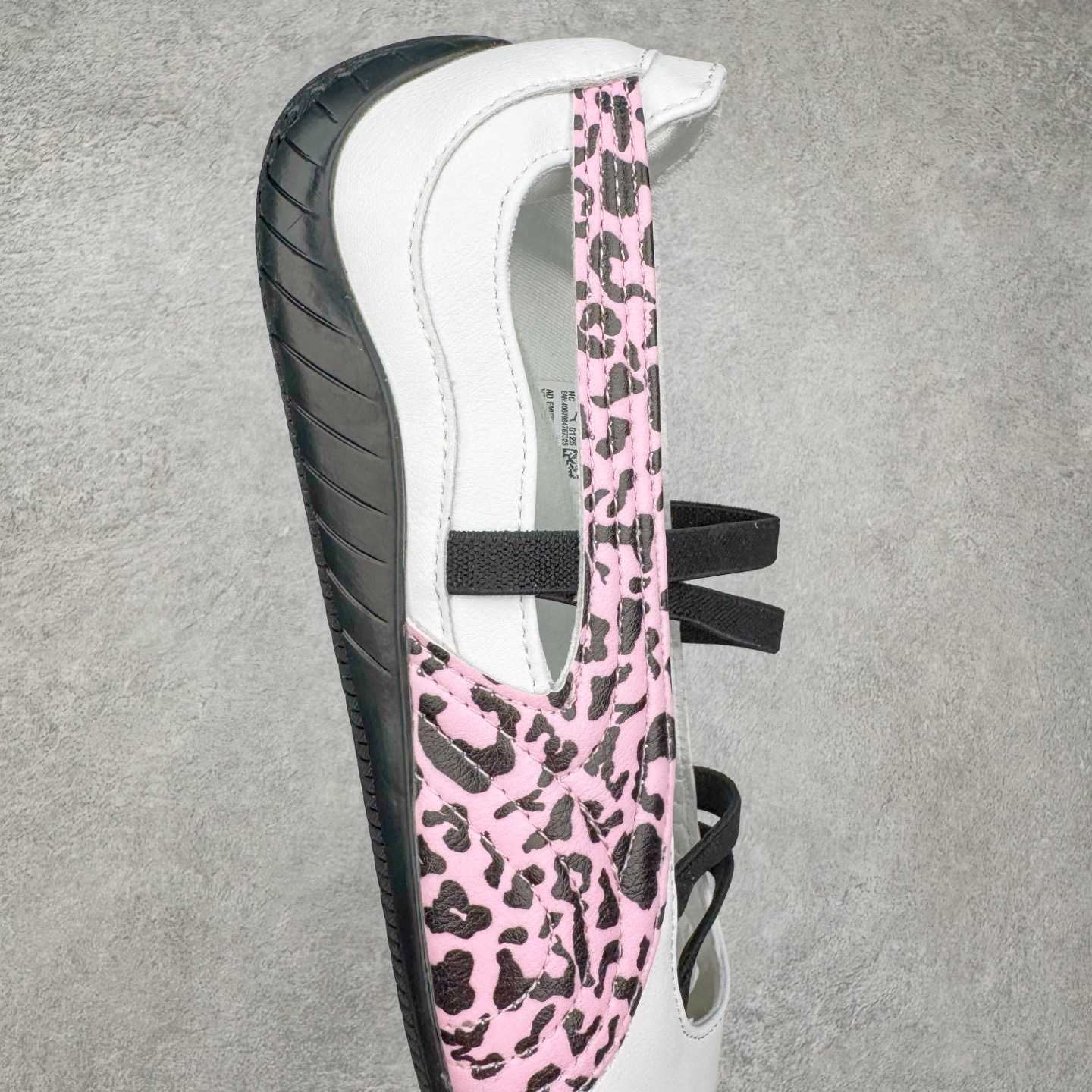 图片[6]-＃DT PUMA Speedcat Ballerina 彪马柔软舒适防滑耐磨低帮生活休闲鞋芭蕾舞鞋单鞋玛丽珍鞋 这次，PUMA决定再对Speedcat来一次创新，以芭蕾舞鞋为灵感，将芭蕾舞鞋的灵动与轻盈感与赛车鞋融为一体，带来极具个性的全新鞋款Speedcat Ballerina。Speedcat Ballerina由Speedcat去除鞋舌、鞋带以及部分鞋侧位打造而成，鞋带部分被改为如同芭蕾鞋般的交叉弹性带，PUMA的标志依旧设计于鞋侧旁，整个鞋款外观变得更加优雅。Speedcat Ballerina 还汲取了赛车鞋的抓地设计，配备经典橡胶大底。尺码：36 37 37.5 38 38.5 39 40 40.5 41-选品中心