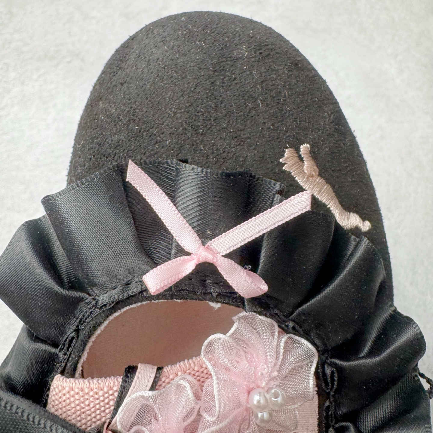 图片[14]-＃DT PUMA Speedcat Ballerina 彪马柔软舒适防滑耐磨低帮生活休闲鞋芭蕾舞鞋单鞋玛丽珍鞋 这次，PUMA决定再对Speedcat来一次创新，以芭蕾舞鞋为灵感，将芭蕾舞鞋的灵动与轻盈感与赛车鞋融为一体，带来极具个性的全新鞋款Speedcat Ballerina。Speedcat Ballerina由Speedcat去除鞋舌、鞋带以及部分鞋侧位打造而成，鞋带部分被改为如同芭蕾鞋般的交叉弹性带，PUMA的标志依旧设计于鞋侧旁，整个鞋款外观变得更加优雅。Speedcat Ballerina 还汲取了赛车鞋的抓地设计，配备经典橡胶大底。尺码：36 37 37.5 38 38.5 39 40 40.5 41-选品中心