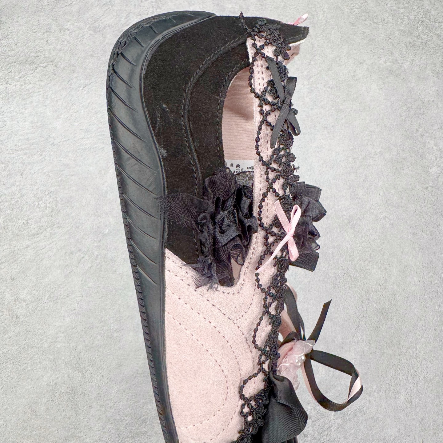 图片[6]-＃DT PUMA Speedcat Ballerina 彪马柔软舒适防滑耐磨低帮生活休闲鞋芭蕾舞鞋单鞋玛丽珍鞋 这次，PUMA决定再对Speedcat来一次创新，以芭蕾舞鞋为灵感，将芭蕾舞鞋的灵动与轻盈感与赛车鞋融为一体，带来极具个性的全新鞋款Speedcat Ballerina。Speedcat Ballerina由Speedcat去除鞋舌、鞋带以及部分鞋侧位打造而成，鞋带部分被改为如同芭蕾鞋般的交叉弹性带，PUMA的标志依旧设计于鞋侧旁，整个鞋款外观变得更加优雅。Speedcat Ballerina 还汲取了赛车鞋的抓地设计，配备经典橡胶大底。尺码：36 37 37.5 38 38.5 39 40 40.5 41-选品中心