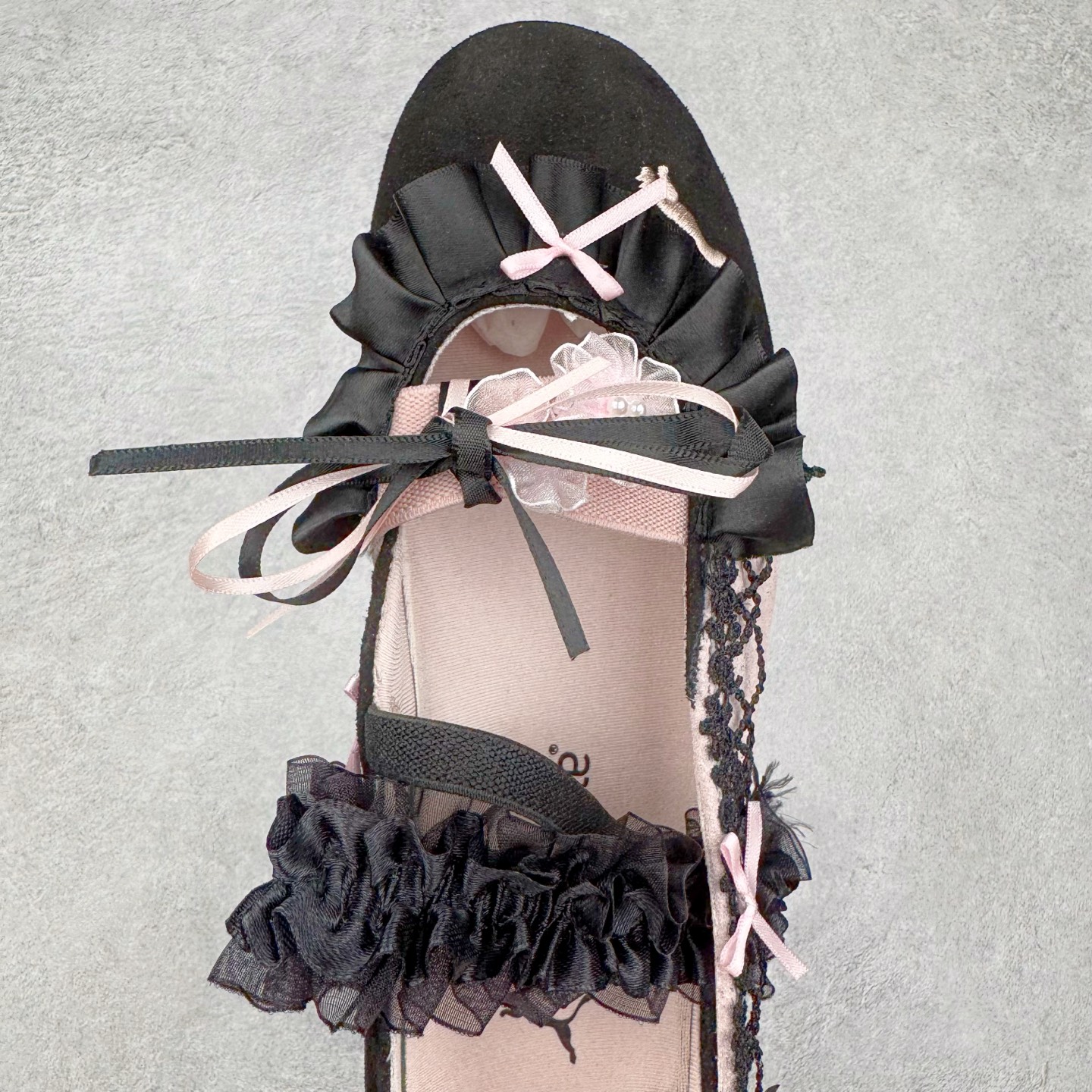 图片[4]-＃DT PUMA Speedcat Ballerina 彪马柔软舒适防滑耐磨低帮生活休闲鞋芭蕾舞鞋单鞋玛丽珍鞋 这次，PUMA决定再对Speedcat来一次创新，以芭蕾舞鞋为灵感，将芭蕾舞鞋的灵动与轻盈感与赛车鞋融为一体，带来极具个性的全新鞋款Speedcat Ballerina。Speedcat Ballerina由Speedcat去除鞋舌、鞋带以及部分鞋侧位打造而成，鞋带部分被改为如同芭蕾鞋般的交叉弹性带，PUMA的标志依旧设计于鞋侧旁，整个鞋款外观变得更加优雅。Speedcat Ballerina 还汲取了赛车鞋的抓地设计，配备经典橡胶大底。尺码：36 37 37.5 38 38.5 39 40 40.5 41-选品中心