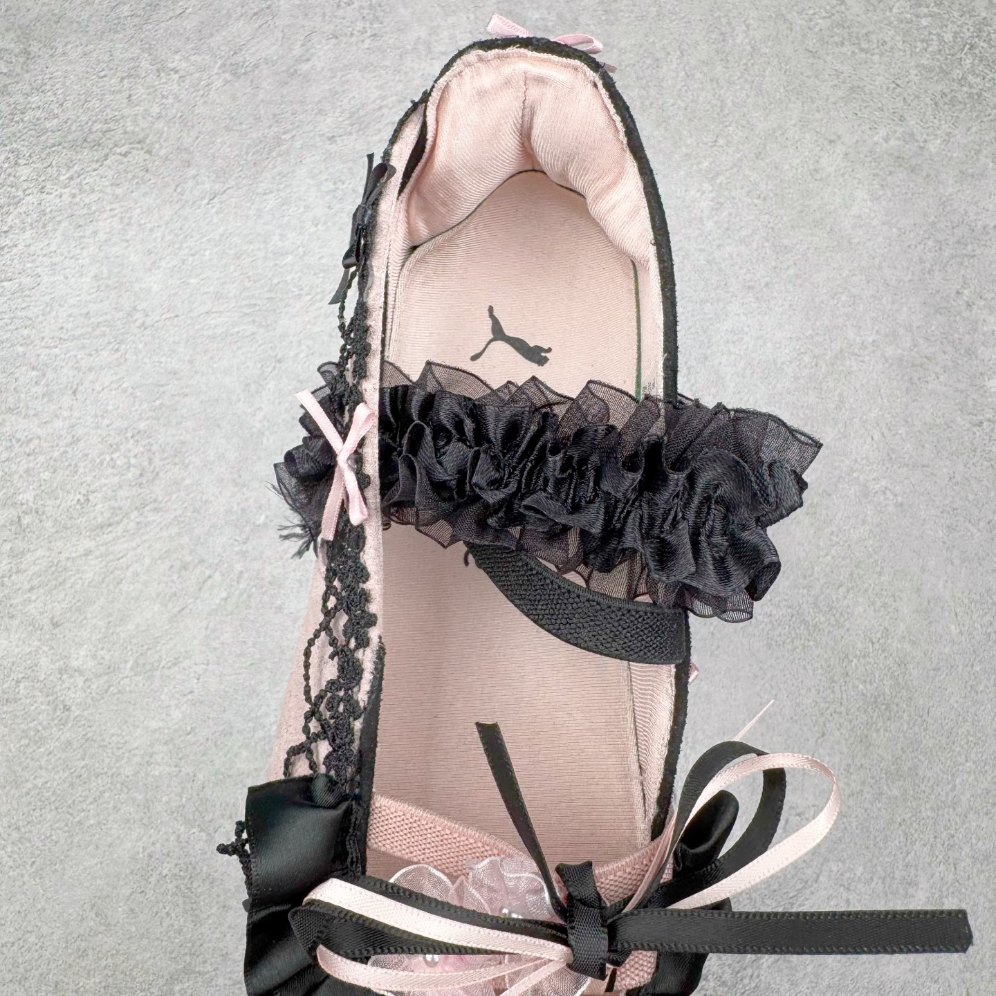 图片[5]-＃DT PUMA Speedcat Ballerina 彪马柔软舒适防滑耐磨低帮生活休闲鞋芭蕾舞鞋单鞋玛丽珍鞋 这次，PUMA决定再对Speedcat来一次创新，以芭蕾舞鞋为灵感，将芭蕾舞鞋的灵动与轻盈感与赛车鞋融为一体，带来极具个性的全新鞋款Speedcat Ballerina。Speedcat Ballerina由Speedcat去除鞋舌、鞋带以及部分鞋侧位打造而成，鞋带部分被改为如同芭蕾鞋般的交叉弹性带，PUMA的标志依旧设计于鞋侧旁，整个鞋款外观变得更加优雅。Speedcat Ballerina 还汲取了赛车鞋的抓地设计，配备经典橡胶大底。尺码：36 37 37.5 38 38.5 39 40 40.5 41-选品中心