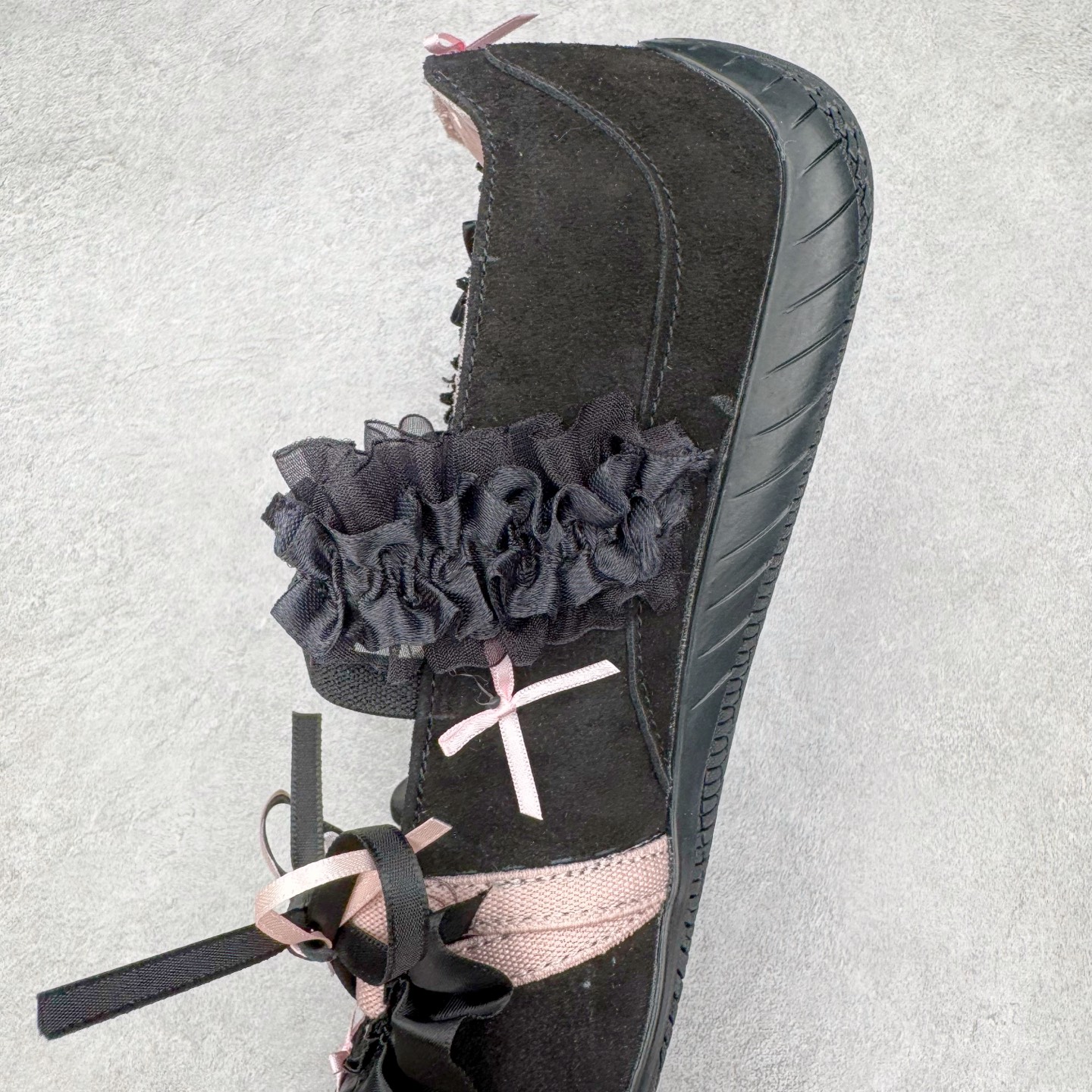 图片[7]-＃DT PUMA Speedcat Ballerina 彪马柔软舒适防滑耐磨低帮生活休闲鞋芭蕾舞鞋单鞋玛丽珍鞋 这次，PUMA决定再对Speedcat来一次创新，以芭蕾舞鞋为灵感，将芭蕾舞鞋的灵动与轻盈感与赛车鞋融为一体，带来极具个性的全新鞋款Speedcat Ballerina。Speedcat Ballerina由Speedcat去除鞋舌、鞋带以及部分鞋侧位打造而成，鞋带部分被改为如同芭蕾鞋般的交叉弹性带，PUMA的标志依旧设计于鞋侧旁，整个鞋款外观变得更加优雅。Speedcat Ballerina 还汲取了赛车鞋的抓地设计，配备经典橡胶大底。尺码：36 37 37.5 38 38.5 39 40 40.5 41-选品中心