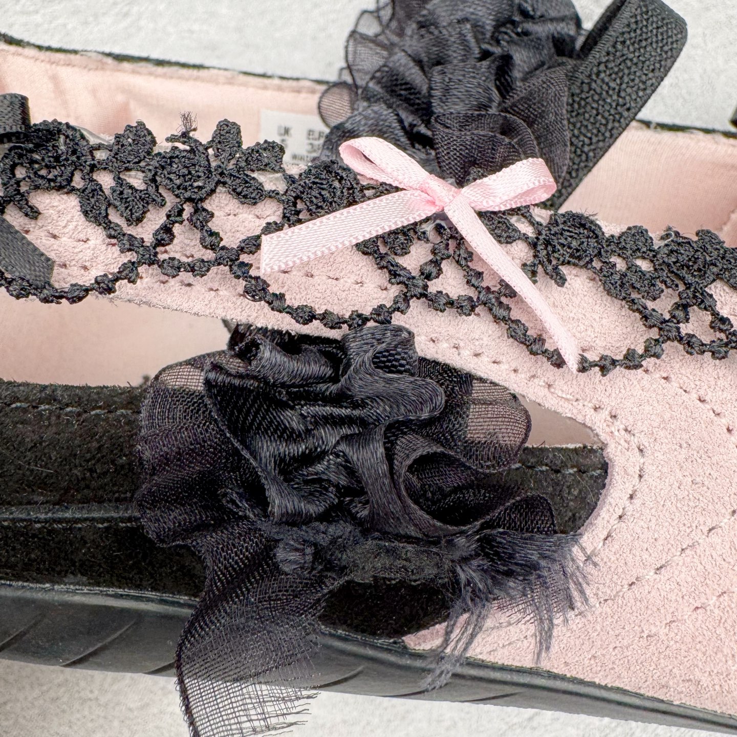 图片[17]-＃DT PUMA Speedcat Ballerina 彪马柔软舒适防滑耐磨低帮生活休闲鞋芭蕾舞鞋单鞋玛丽珍鞋 这次，PUMA决定再对Speedcat来一次创新，以芭蕾舞鞋为灵感，将芭蕾舞鞋的灵动与轻盈感与赛车鞋融为一体，带来极具个性的全新鞋款Speedcat Ballerina。Speedcat Ballerina由Speedcat去除鞋舌、鞋带以及部分鞋侧位打造而成，鞋带部分被改为如同芭蕾鞋般的交叉弹性带，PUMA的标志依旧设计于鞋侧旁，整个鞋款外观变得更加优雅。Speedcat Ballerina 还汲取了赛车鞋的抓地设计，配备经典橡胶大底。尺码：36 37 37.5 38 38.5 39 40 40.5 41-选品中心