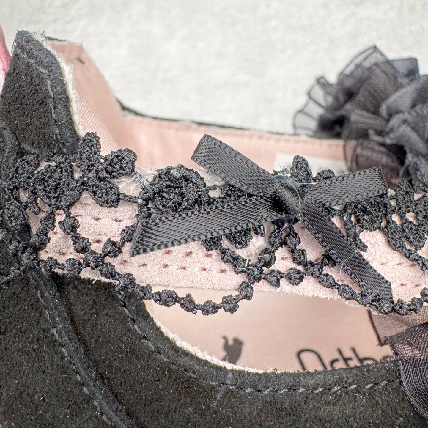 图片[16]-＃DT PUMA Speedcat Ballerina 彪马柔软舒适防滑耐磨低帮生活休闲鞋芭蕾舞鞋单鞋玛丽珍鞋 这次，PUMA决定再对Speedcat来一次创新，以芭蕾舞鞋为灵感，将芭蕾舞鞋的灵动与轻盈感与赛车鞋融为一体，带来极具个性的全新鞋款Speedcat Ballerina。Speedcat Ballerina由Speedcat去除鞋舌、鞋带以及部分鞋侧位打造而成，鞋带部分被改为如同芭蕾鞋般的交叉弹性带，PUMA的标志依旧设计于鞋侧旁，整个鞋款外观变得更加优雅。Speedcat Ballerina 还汲取了赛车鞋的抓地设计，配备经典橡胶大底。尺码：36 37 37.5 38 38.5 39 40 40.5 41-选品中心