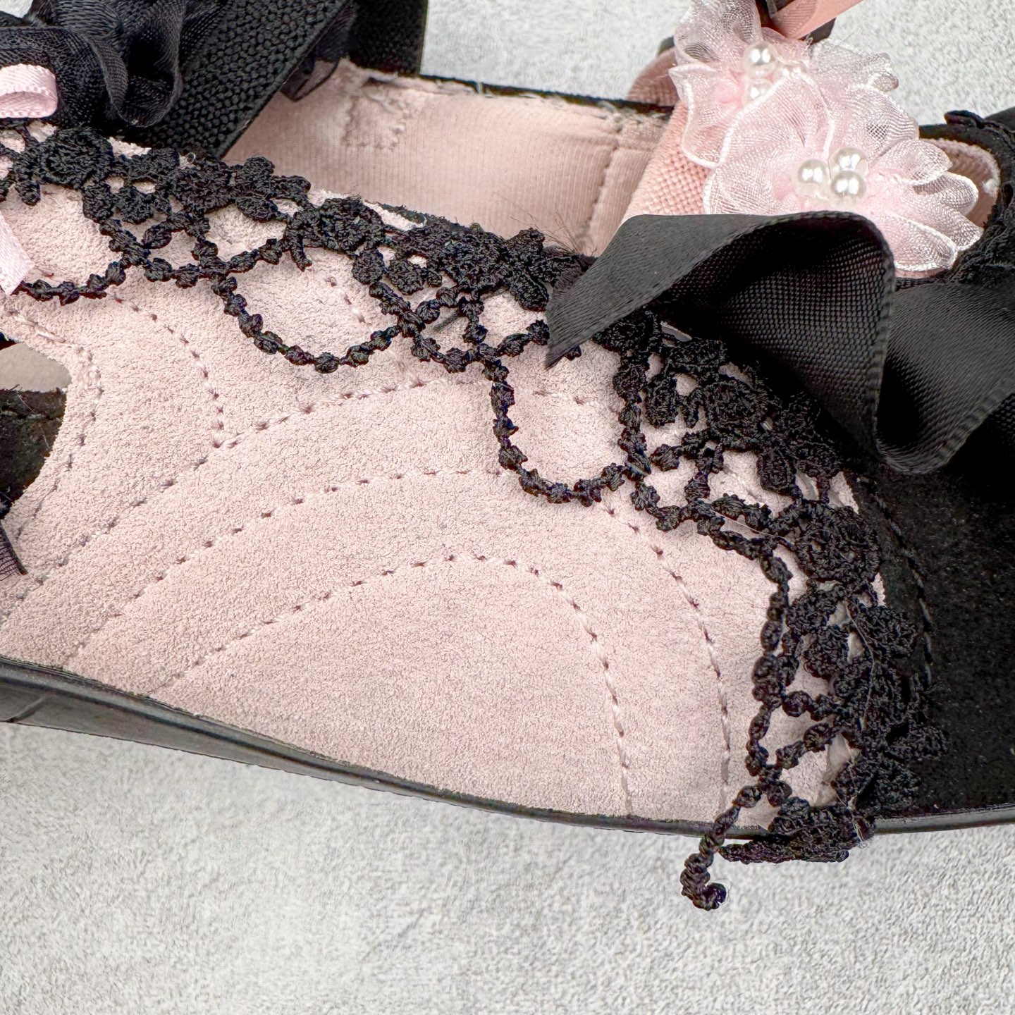 图片[18]-＃DT PUMA Speedcat Ballerina 彪马柔软舒适防滑耐磨低帮生活休闲鞋芭蕾舞鞋单鞋玛丽珍鞋 这次，PUMA决定再对Speedcat来一次创新，以芭蕾舞鞋为灵感，将芭蕾舞鞋的灵动与轻盈感与赛车鞋融为一体，带来极具个性的全新鞋款Speedcat Ballerina。Speedcat Ballerina由Speedcat去除鞋舌、鞋带以及部分鞋侧位打造而成，鞋带部分被改为如同芭蕾鞋般的交叉弹性带，PUMA的标志依旧设计于鞋侧旁，整个鞋款外观变得更加优雅。Speedcat Ballerina 还汲取了赛车鞋的抓地设计，配备经典橡胶大底。尺码：36 37 37.5 38 38.5 39 40 40.5 41-选品中心