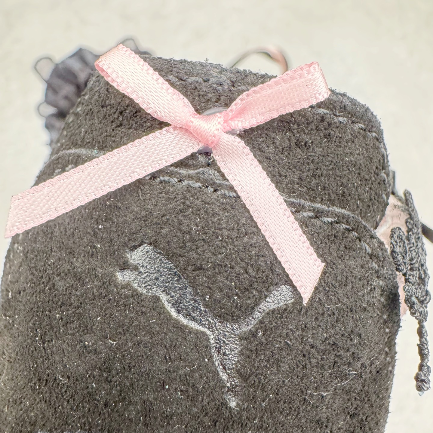 图片[15]-＃DT PUMA Speedcat Ballerina 彪马柔软舒适防滑耐磨低帮生活休闲鞋芭蕾舞鞋单鞋玛丽珍鞋 这次，PUMA决定再对Speedcat来一次创新，以芭蕾舞鞋为灵感，将芭蕾舞鞋的灵动与轻盈感与赛车鞋融为一体，带来极具个性的全新鞋款Speedcat Ballerina。Speedcat Ballerina由Speedcat去除鞋舌、鞋带以及部分鞋侧位打造而成，鞋带部分被改为如同芭蕾鞋般的交叉弹性带，PUMA的标志依旧设计于鞋侧旁，整个鞋款外观变得更加优雅。Speedcat Ballerina 还汲取了赛车鞋的抓地设计，配备经典橡胶大底。尺码：36 37 37.5 38 38.5 39 40 40.5 41-选品中心