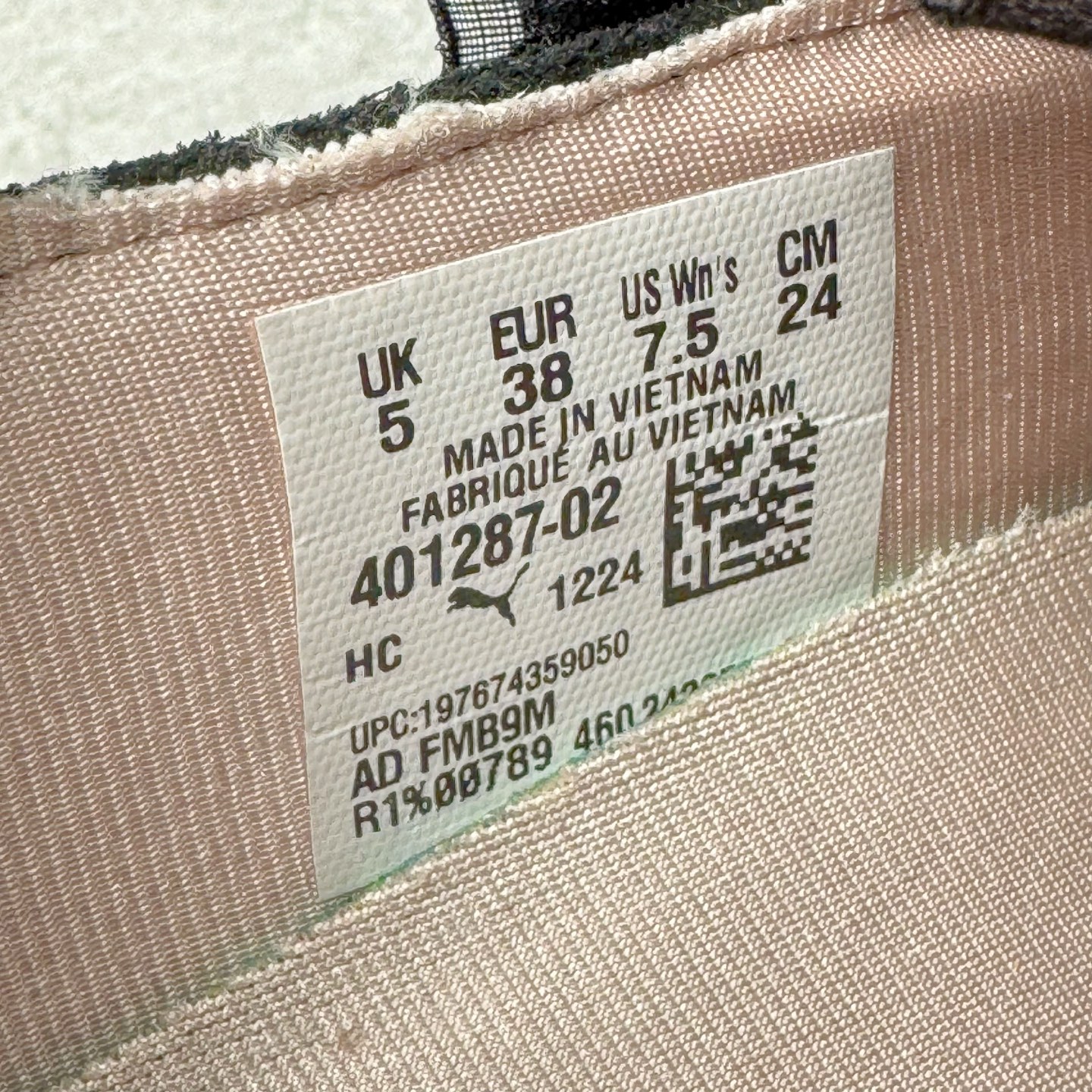 图片[11]-＃DT PUMA Speedcat Ballerina 彪马柔软舒适防滑耐磨低帮生活休闲鞋芭蕾舞鞋单鞋玛丽珍鞋 这次，PUMA决定再对Speedcat来一次创新，以芭蕾舞鞋为灵感，将芭蕾舞鞋的灵动与轻盈感与赛车鞋融为一体，带来极具个性的全新鞋款Speedcat Ballerina。Speedcat Ballerina由Speedcat去除鞋舌、鞋带以及部分鞋侧位打造而成，鞋带部分被改为如同芭蕾鞋般的交叉弹性带，PUMA的标志依旧设计于鞋侧旁，整个鞋款外观变得更加优雅。Speedcat Ballerina 还汲取了赛车鞋的抓地设计，配备经典橡胶大底。尺码：36 37 37.5 38 38.5 39 40 40.5 41-选品中心