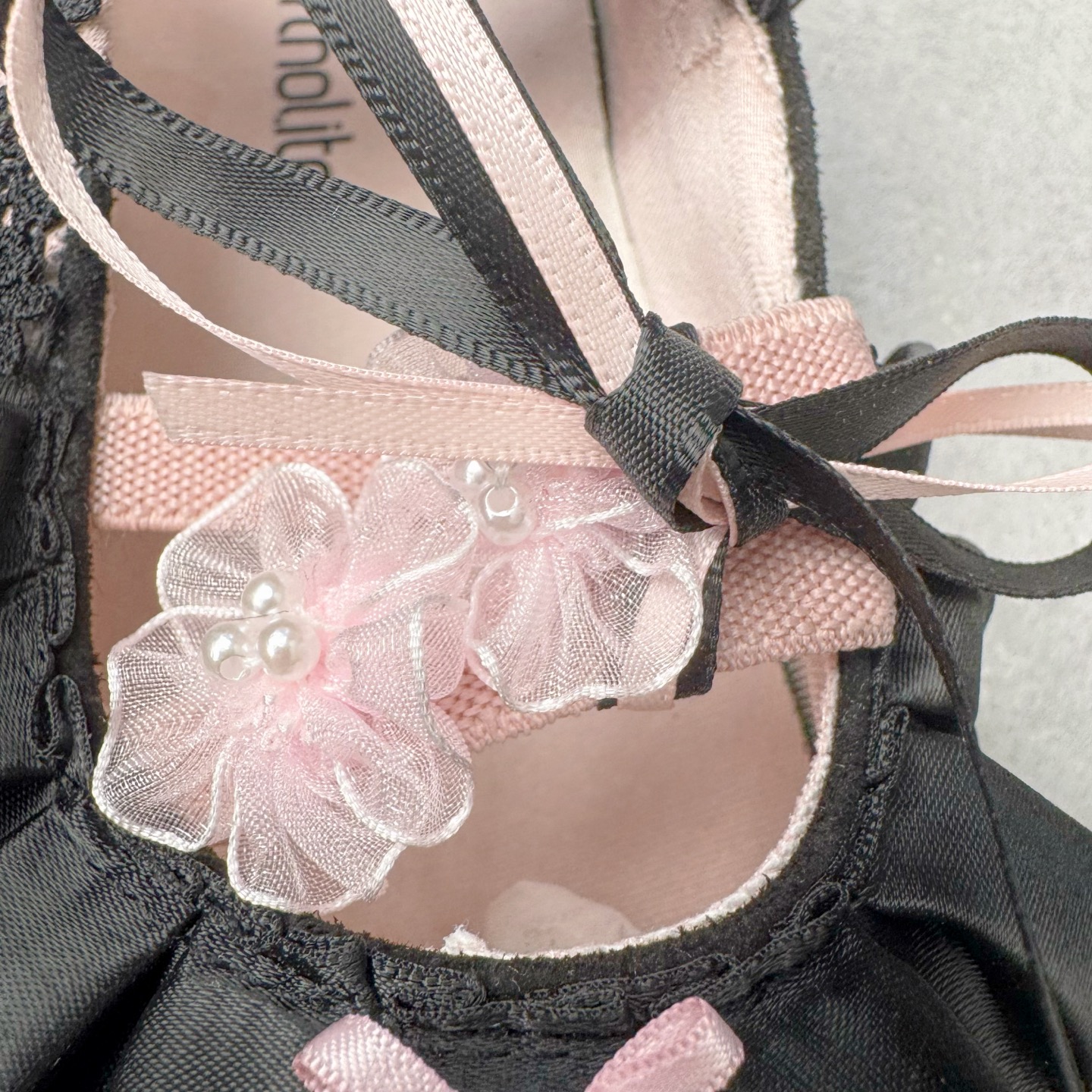 图片[13]-＃DT PUMA Speedcat Ballerina 彪马柔软舒适防滑耐磨低帮生活休闲鞋芭蕾舞鞋单鞋玛丽珍鞋 这次，PUMA决定再对Speedcat来一次创新，以芭蕾舞鞋为灵感，将芭蕾舞鞋的灵动与轻盈感与赛车鞋融为一体，带来极具个性的全新鞋款Speedcat Ballerina。Speedcat Ballerina由Speedcat去除鞋舌、鞋带以及部分鞋侧位打造而成，鞋带部分被改为如同芭蕾鞋般的交叉弹性带，PUMA的标志依旧设计于鞋侧旁，整个鞋款外观变得更加优雅。Speedcat Ballerina 还汲取了赛车鞋的抓地设计，配备经典橡胶大底。尺码：36 37 37.5 38 38.5 39 40 40.5 41-选品中心