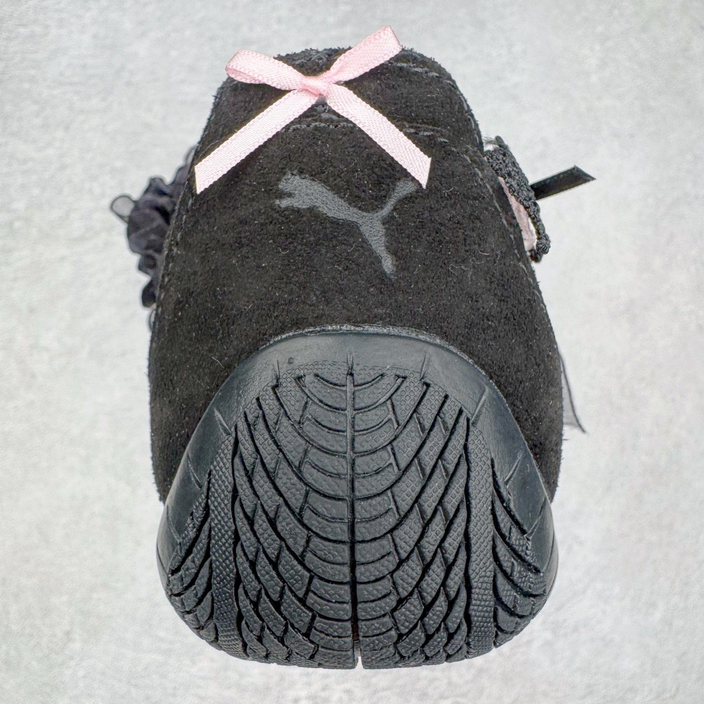 图片[8]-＃DT PUMA Speedcat Ballerina 彪马柔软舒适防滑耐磨低帮生活休闲鞋芭蕾舞鞋单鞋玛丽珍鞋 这次，PUMA决定再对Speedcat来一次创新，以芭蕾舞鞋为灵感，将芭蕾舞鞋的灵动与轻盈感与赛车鞋融为一体，带来极具个性的全新鞋款Speedcat Ballerina。Speedcat Ballerina由Speedcat去除鞋舌、鞋带以及部分鞋侧位打造而成，鞋带部分被改为如同芭蕾鞋般的交叉弹性带，PUMA的标志依旧设计于鞋侧旁，整个鞋款外观变得更加优雅。Speedcat Ballerina 还汲取了赛车鞋的抓地设计，配备经典橡胶大底。尺码：36 37 37.5 38 38.5 39 40 40.5 41-选品中心