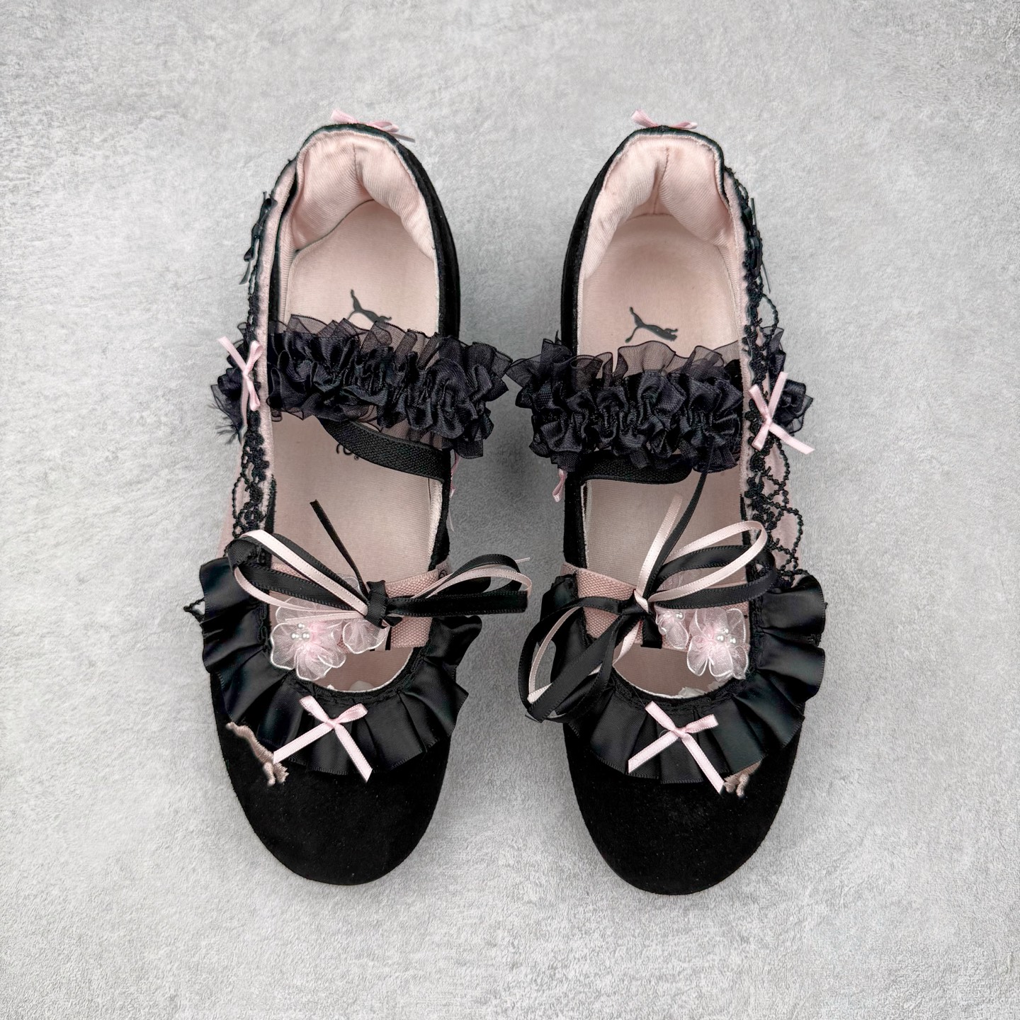 图片[2]-＃DT PUMA Speedcat Ballerina 彪马柔软舒适防滑耐磨低帮生活休闲鞋芭蕾舞鞋单鞋玛丽珍鞋 这次，PUMA决定再对Speedcat来一次创新，以芭蕾舞鞋为灵感，将芭蕾舞鞋的灵动与轻盈感与赛车鞋融为一体，带来极具个性的全新鞋款Speedcat Ballerina。Speedcat Ballerina由Speedcat去除鞋舌、鞋带以及部分鞋侧位打造而成，鞋带部分被改为如同芭蕾鞋般的交叉弹性带，PUMA的标志依旧设计于鞋侧旁，整个鞋款外观变得更加优雅。Speedcat Ballerina 还汲取了赛车鞋的抓地设计，配备经典橡胶大底。尺码：36 37 37.5 38 38.5 39 40 40.5 41-选品中心