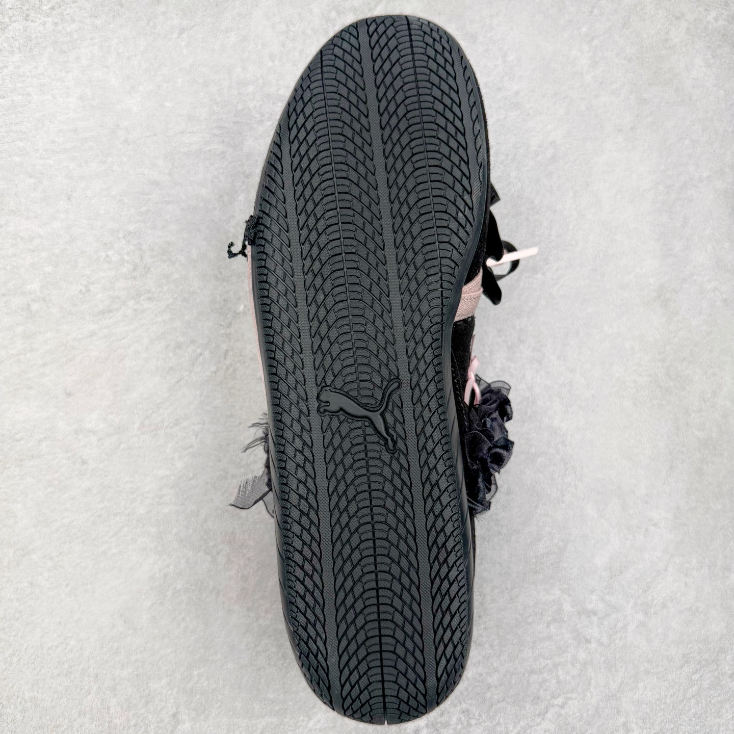 图片[9]-＃DT PUMA Speedcat Ballerina 彪马柔软舒适防滑耐磨低帮生活休闲鞋芭蕾舞鞋单鞋玛丽珍鞋 这次，PUMA决定再对Speedcat来一次创新，以芭蕾舞鞋为灵感，将芭蕾舞鞋的灵动与轻盈感与赛车鞋融为一体，带来极具个性的全新鞋款Speedcat Ballerina。Speedcat Ballerina由Speedcat去除鞋舌、鞋带以及部分鞋侧位打造而成，鞋带部分被改为如同芭蕾鞋般的交叉弹性带，PUMA的标志依旧设计于鞋侧旁，整个鞋款外观变得更加优雅。Speedcat Ballerina 还汲取了赛车鞋的抓地设计，配备经典橡胶大底。尺码：36 37 37.5 38 38.5 39 40 40.5 41-选品中心