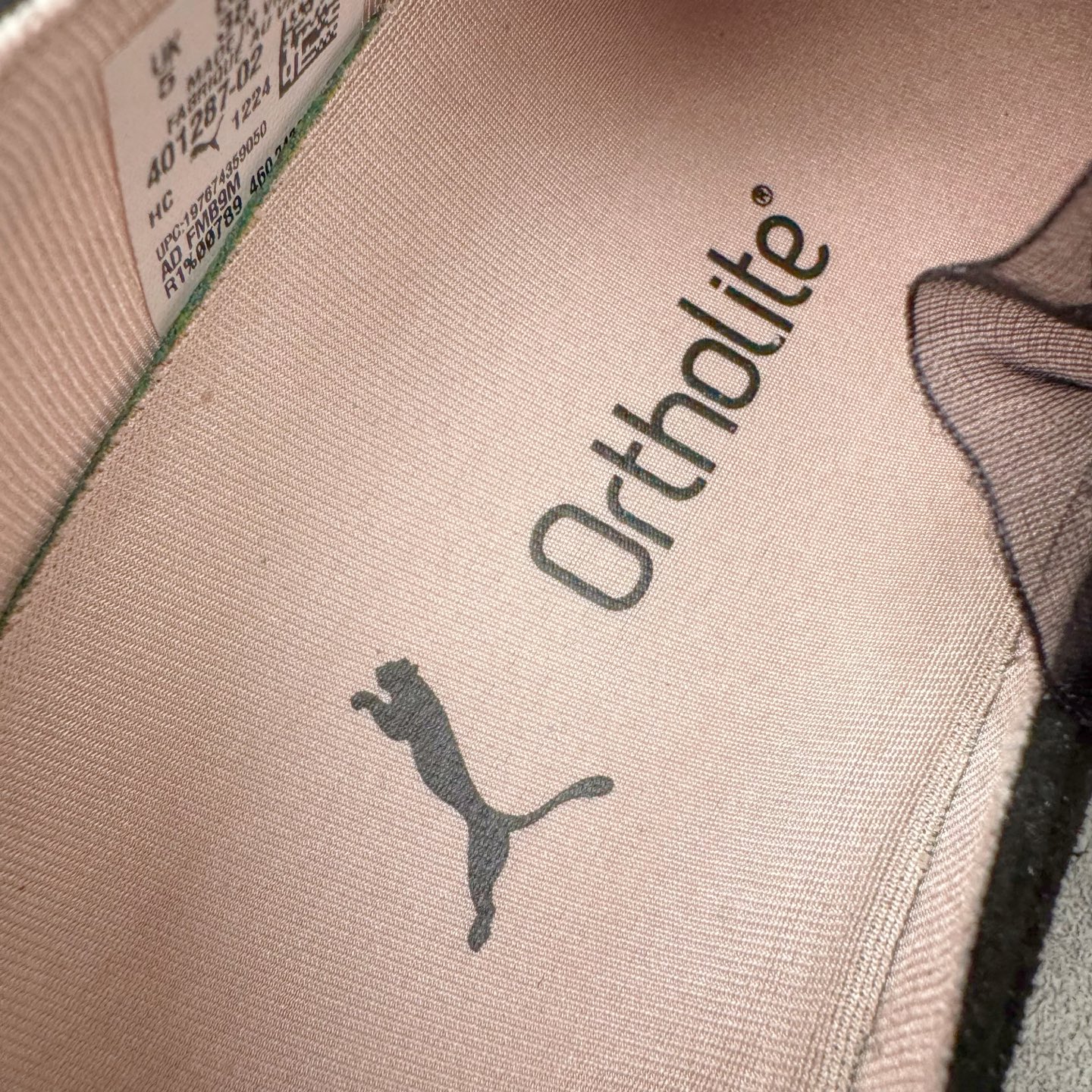 图片[12]-＃DT PUMA Speedcat Ballerina 彪马柔软舒适防滑耐磨低帮生活休闲鞋芭蕾舞鞋单鞋玛丽珍鞋 这次，PUMA决定再对Speedcat来一次创新，以芭蕾舞鞋为灵感，将芭蕾舞鞋的灵动与轻盈感与赛车鞋融为一体，带来极具个性的全新鞋款Speedcat Ballerina。Speedcat Ballerina由Speedcat去除鞋舌、鞋带以及部分鞋侧位打造而成，鞋带部分被改为如同芭蕾鞋般的交叉弹性带，PUMA的标志依旧设计于鞋侧旁，整个鞋款外观变得更加优雅。Speedcat Ballerina 还汲取了赛车鞋的抓地设计，配备经典橡胶大底。尺码：36 37 37.5 38 38.5 39 40 40.5 41-选品中心