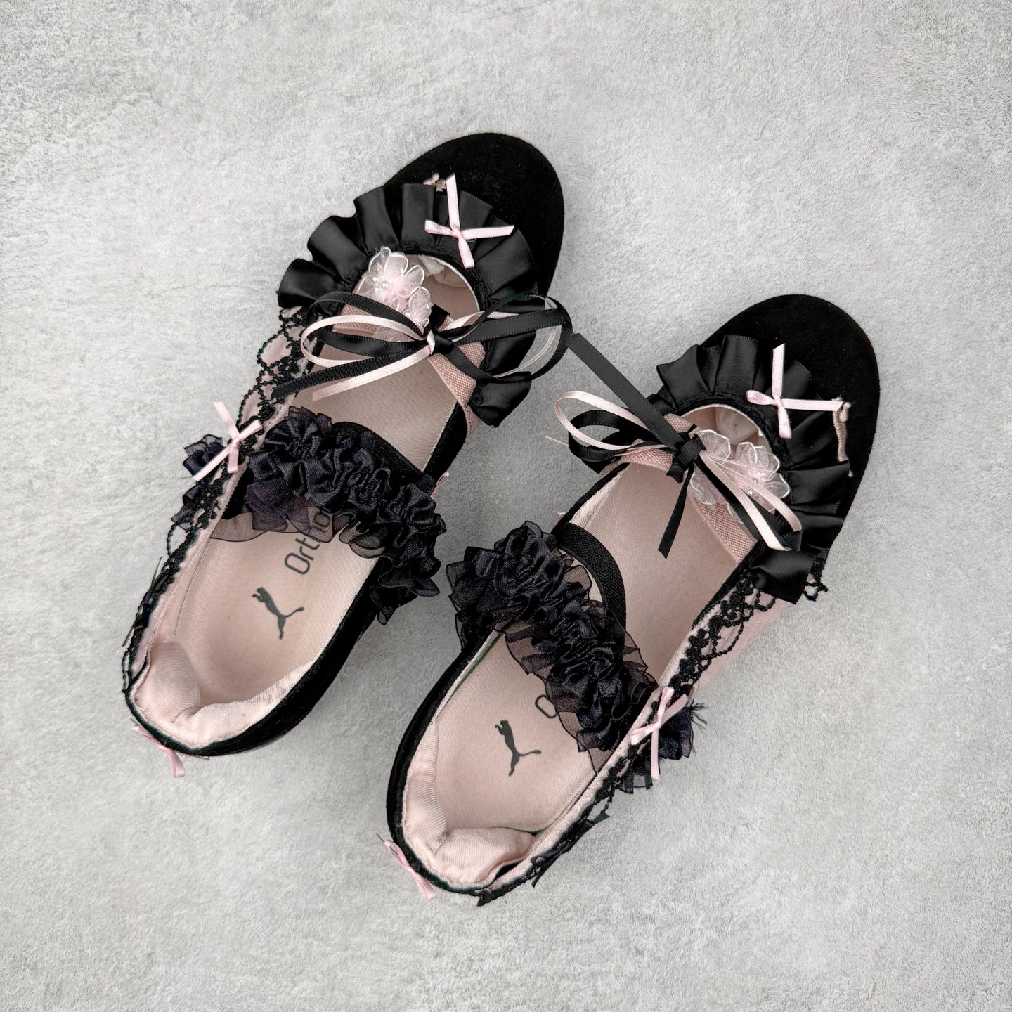 图片[3]-＃DT PUMA Speedcat Ballerina 彪马柔软舒适防滑耐磨低帮生活休闲鞋芭蕾舞鞋单鞋玛丽珍鞋 这次，PUMA决定再对Speedcat来一次创新，以芭蕾舞鞋为灵感，将芭蕾舞鞋的灵动与轻盈感与赛车鞋融为一体，带来极具个性的全新鞋款Speedcat Ballerina。Speedcat Ballerina由Speedcat去除鞋舌、鞋带以及部分鞋侧位打造而成，鞋带部分被改为如同芭蕾鞋般的交叉弹性带，PUMA的标志依旧设计于鞋侧旁，整个鞋款外观变得更加优雅。Speedcat Ballerina 还汲取了赛车鞋的抓地设计，配备经典橡胶大底。尺码：36 37 37.5 38 38.5 39 40 40.5 41-选品中心