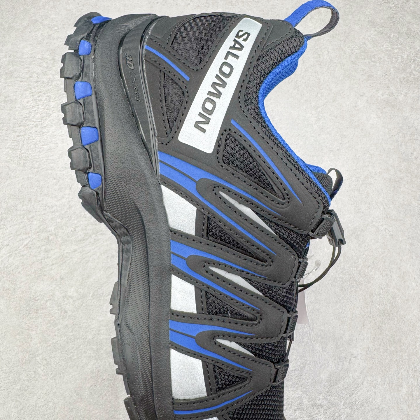 图片[6]-＃HP纯原 SALOMON XA Pro 3D ADV 萨洛蒙潮流越野机能户外功能鞋 虎扑平台特供订单 耗时半年巨作 全套原纸板楦头开发 原厂特供网布配套加持 确保原汁原味 完美呈现版型 原档数据独家私模五层组合大底 男女鞋同步官方开发至46.5 原装Ortholite轻量化鞋垫 中底布带钢印编号 原厂TPU锁扣 进口港宝加持 后跟自然饱满 还原公司包裹性 鞋面采用SENSIFT贴合技术 全方位贴合包裹脚型 鞋跟部鞋底牵引设计 提供强大的抓地性能 更适应野外崎岖不平的道路 其3D ADVANCED CHASSIS底盘 材料轻量大化 钉齿设计更具稳定性 防护性 鞋底易磨损区运用CONTAGRIP高耐磨材料 应对城市硬质路面长距离跑考验 尺码：36 36.5 37.5 38 38.5 39 40 40.5 41 42 42.5 43 44 44.5 45 46 46.5-选品中心