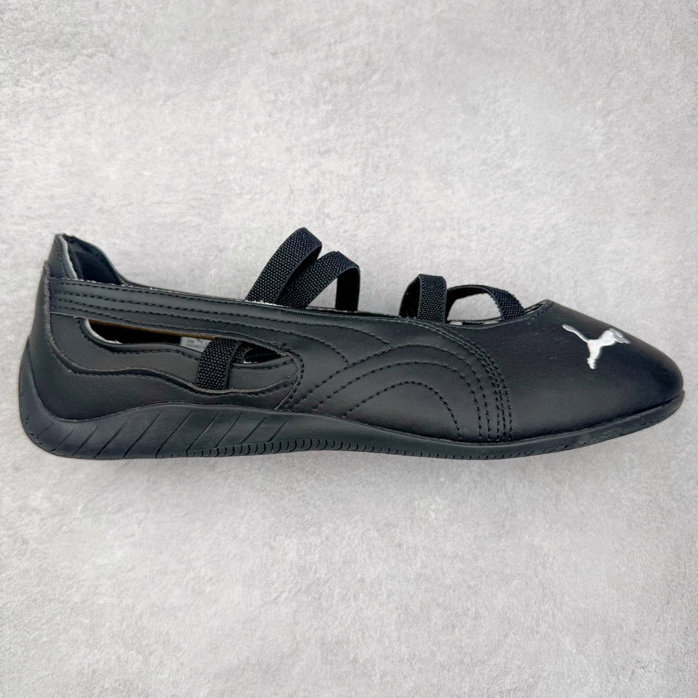 ＃DT PUMA Speedcat Ballerina 彪马柔软舒适防滑耐磨低帮生活休闲鞋芭蕾舞鞋单鞋玛丽珍鞋 这次，PUMA决定再对Speedcat来一次创新，以芭蕾舞鞋为灵感，将芭蕾舞鞋的灵动与轻盈感与赛车鞋融为一体，带来极具个性的全新鞋款Speedcat Ballerina。Speedcat Ballerina由Speedcat去除鞋舌、鞋带以及部分鞋侧位打造而成，鞋带部分被改为如同芭蕾鞋般的交叉弹性带，PUMA的标志依旧设计于鞋侧旁，整个鞋款外观变得更加优雅。Speedcat Ballerina 还汲取了赛车鞋的抓地设计，配备经典橡胶大底。尺码：36 37 37.5 38 38.5 39 40 40.5 41-选品中心