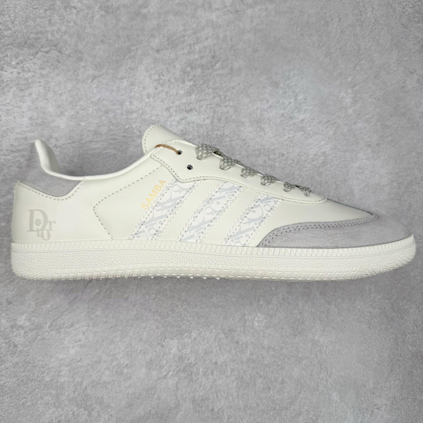 ＃C2 AD Original Samba OG 复古经典轻便板鞋 定制配色 XR0006 这款桑巴鞋展示了高质量的工艺 带有装饰的超锁缝制和无缝的手感 柔软、柔软的皮革造型和标志性的3条纹完成了精致的外观 正规合身鞋带 鞋面上有绒面鞋垫 橡胶鞋底 享受正畸套筒软感 自50年代首次亮相以来就一直在赢得粉丝的青睐 尺码：36 36.5 37.5 38 38.5 39 40 40.5 41 42 42.5 43 44 44.5 45-选品中心