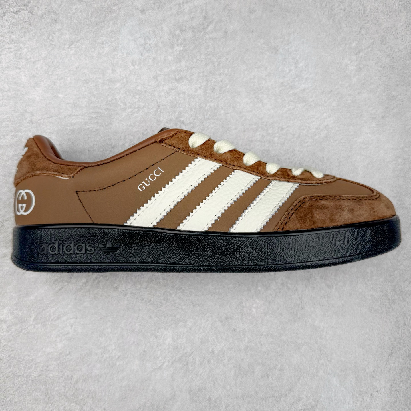 ＃C2 AD Gazelle Indoor Trainers 羚羊内训系列低帮复古百搭休闲运动德训风板鞋 DD6604 90年代经典的复刻版！自60年代以足球训练鞋面世以来,Gazelle就以其经典设计席卷全球。1991年版本的复刻,再造经典Gazelle。采用皮革打造,搭配浊色细节,让这款经典更加简约。尺码：36 36⅔ 37⅓ 38 38⅔ 39⅓ 40 40⅔ 41⅓ 42 42⅔ 43⅓ 44⅓ 44⅔ 45-选品中心