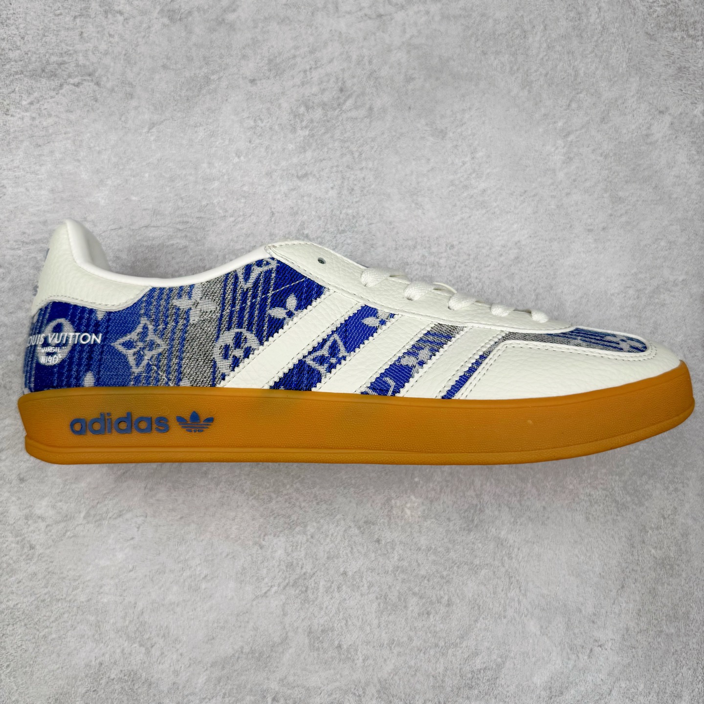 ＃C2 AD Gazelle Indoor Trainers 羚羊内训系列低帮复古百搭休闲运动德训风板鞋 DD6608 90年代经典的复刻版！自60年代以足球训练鞋面世以来,Gazelle就以其经典设计席卷全球。1991年版本的复刻,再造经典Gazelle。采用皮革打造,搭配浊色细节,让这款经典更加简约。尺码：36 36⅔ 37⅓ 38 38⅔ 39⅓ 40 40⅔ 41⅓ 42 42⅔ 43⅓ 44⅓ 44⅔ 45-选品中心