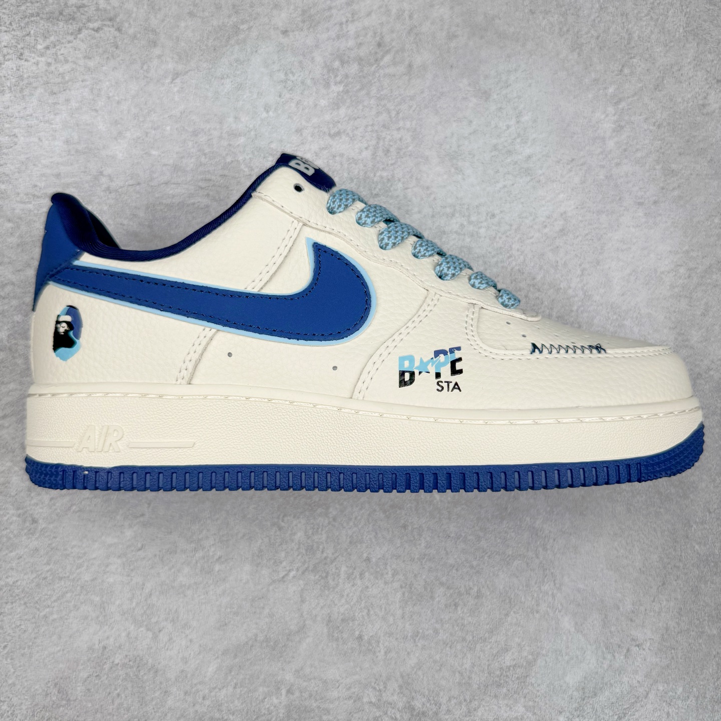 NK Air Force 1´07 Low 空军一号低帮百搭休闲运动板鞋 KB1688-002 柔软、弹性十足的缓震性能和出色的中底设计 横跨复古与现代的外型结合 造就出风靡全球 三十多年的Force 1 直到今天还深受青睐 实拍调校N版已经零色差零失真 百分百还原实物色彩所见即所得 不存在货不对板色差等低级问题 选购参考实物拍摄 不混卖不参货 只用心做好货严格选品 承诺混一赔十 尺码：36 36.5 37.5 38 38.5 39 40 40.5 41 42 42.5 43 44 44.5 45-选品中心